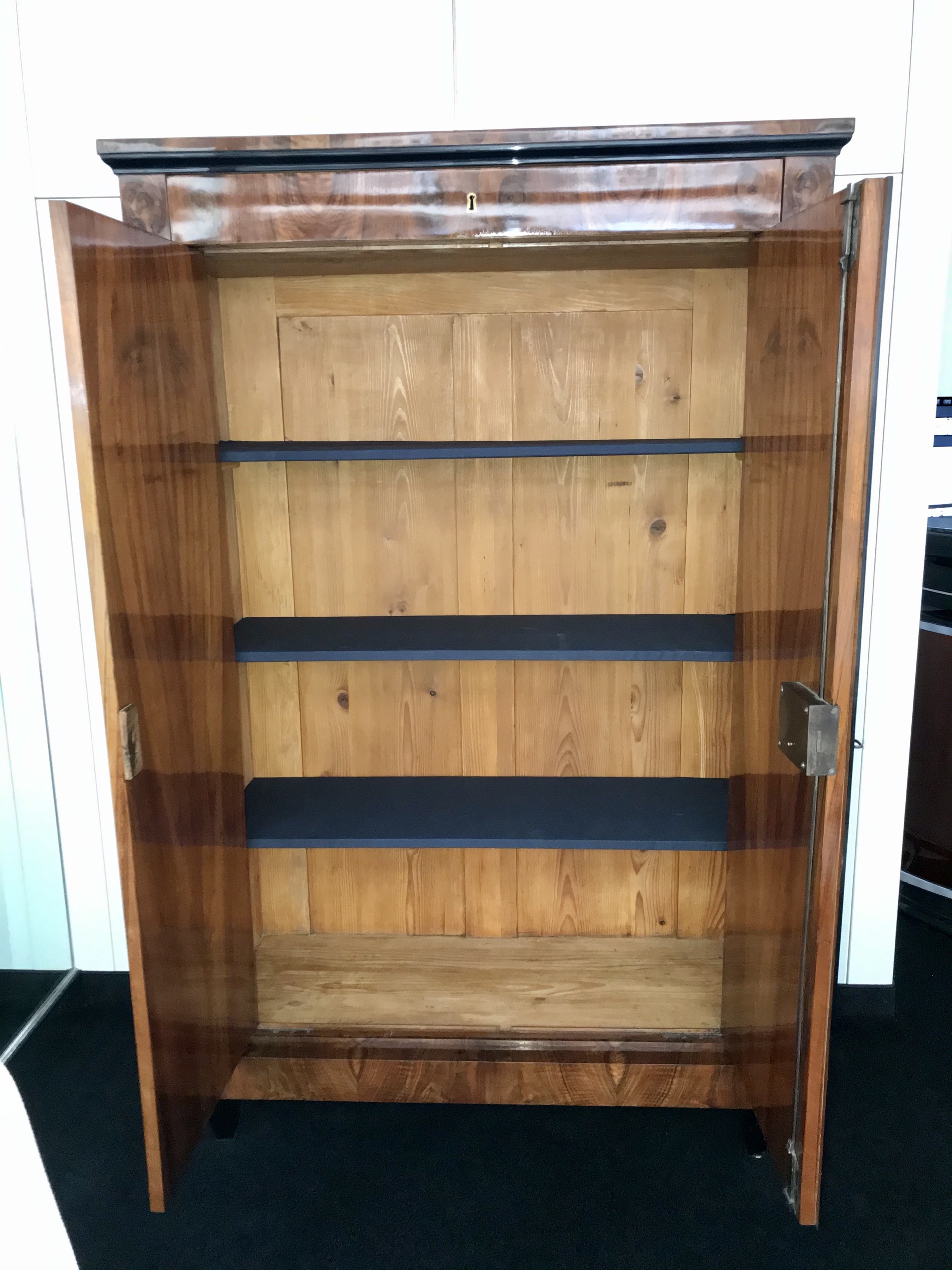Biedermeier Empire Schrank, Nussbaum, Blattgold1