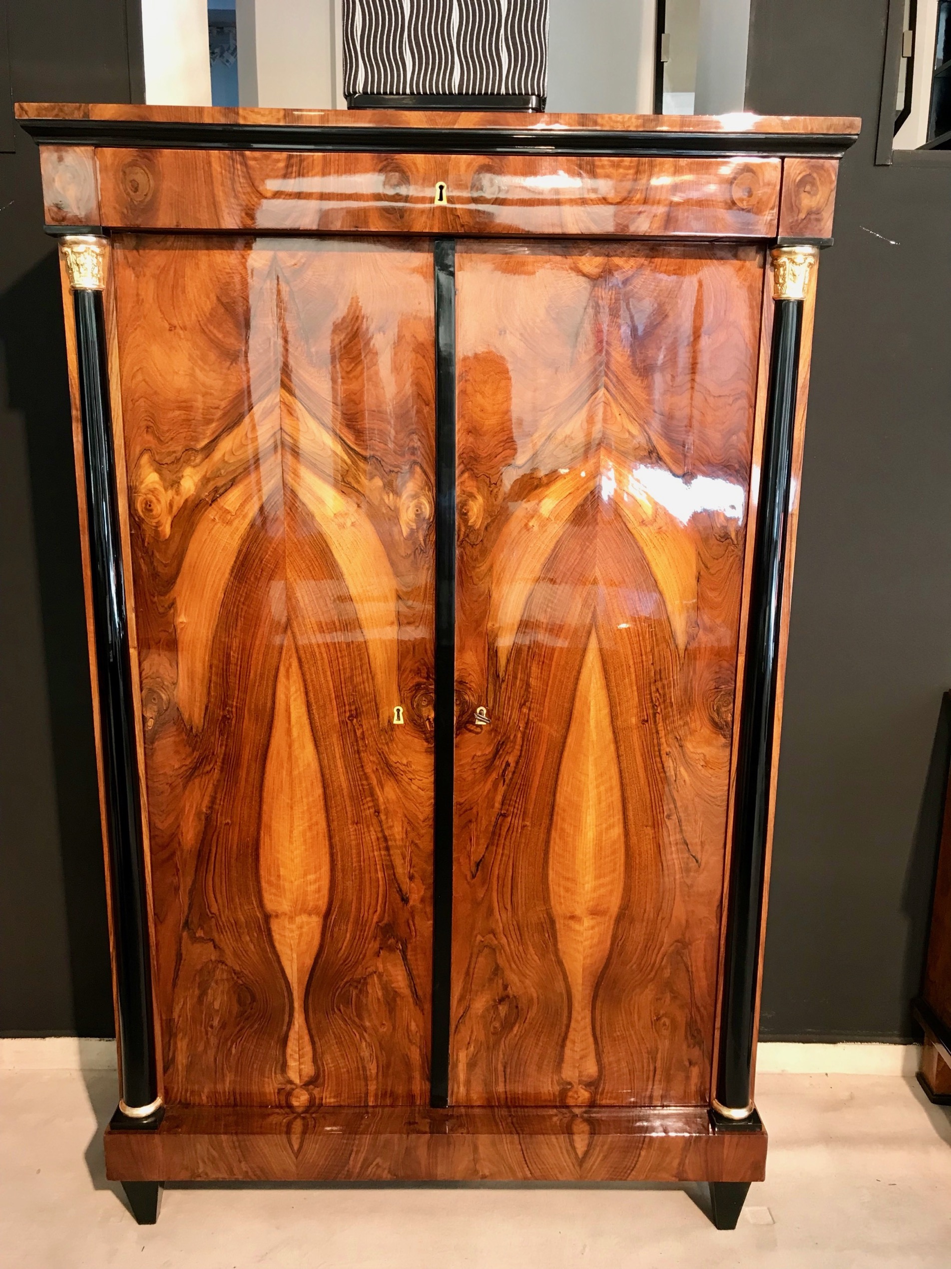 Biedermeier Empire Schrank, Nussbaum, Blattgold11