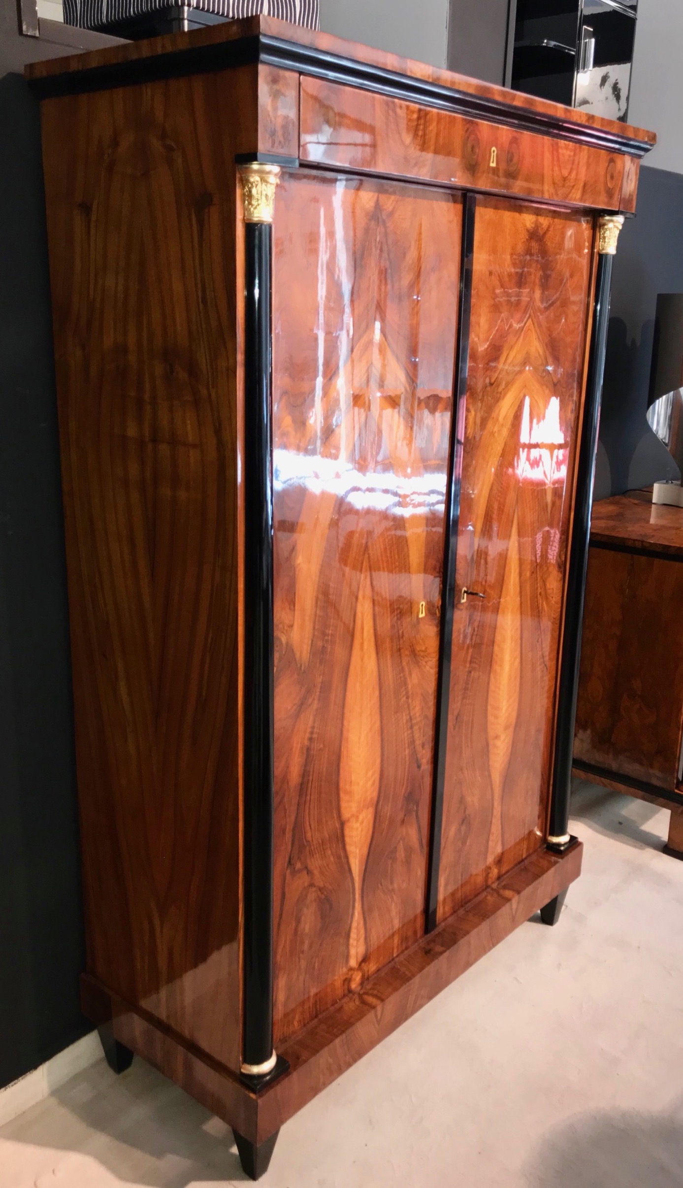 Biedermeier Empire Schrank, Nussbaum, Blattgold12