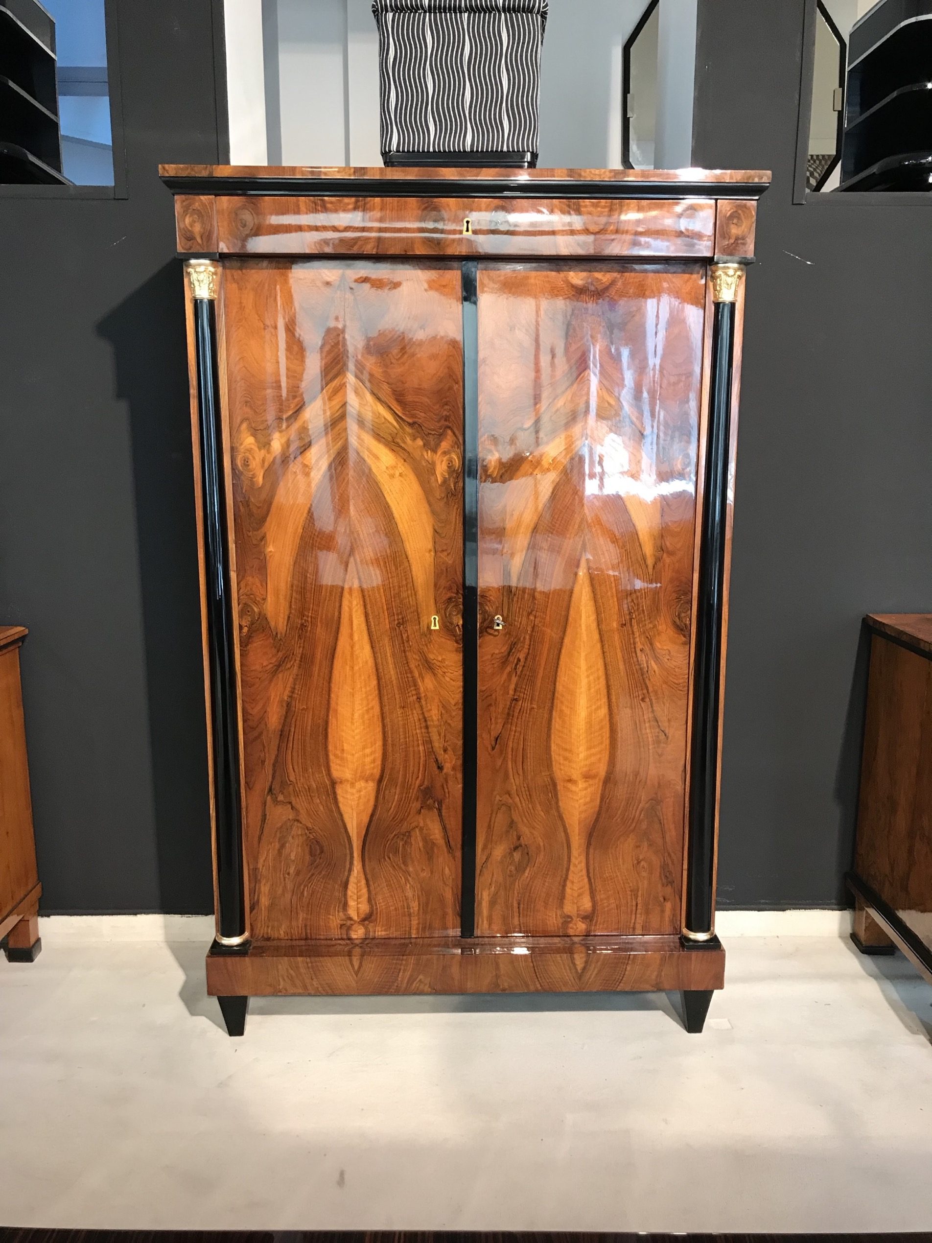 Biedermeier Empire Schrank, Nussbaum, Blattgold15