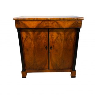 Großer Biedermeier Halbschrank, Nussbaum.