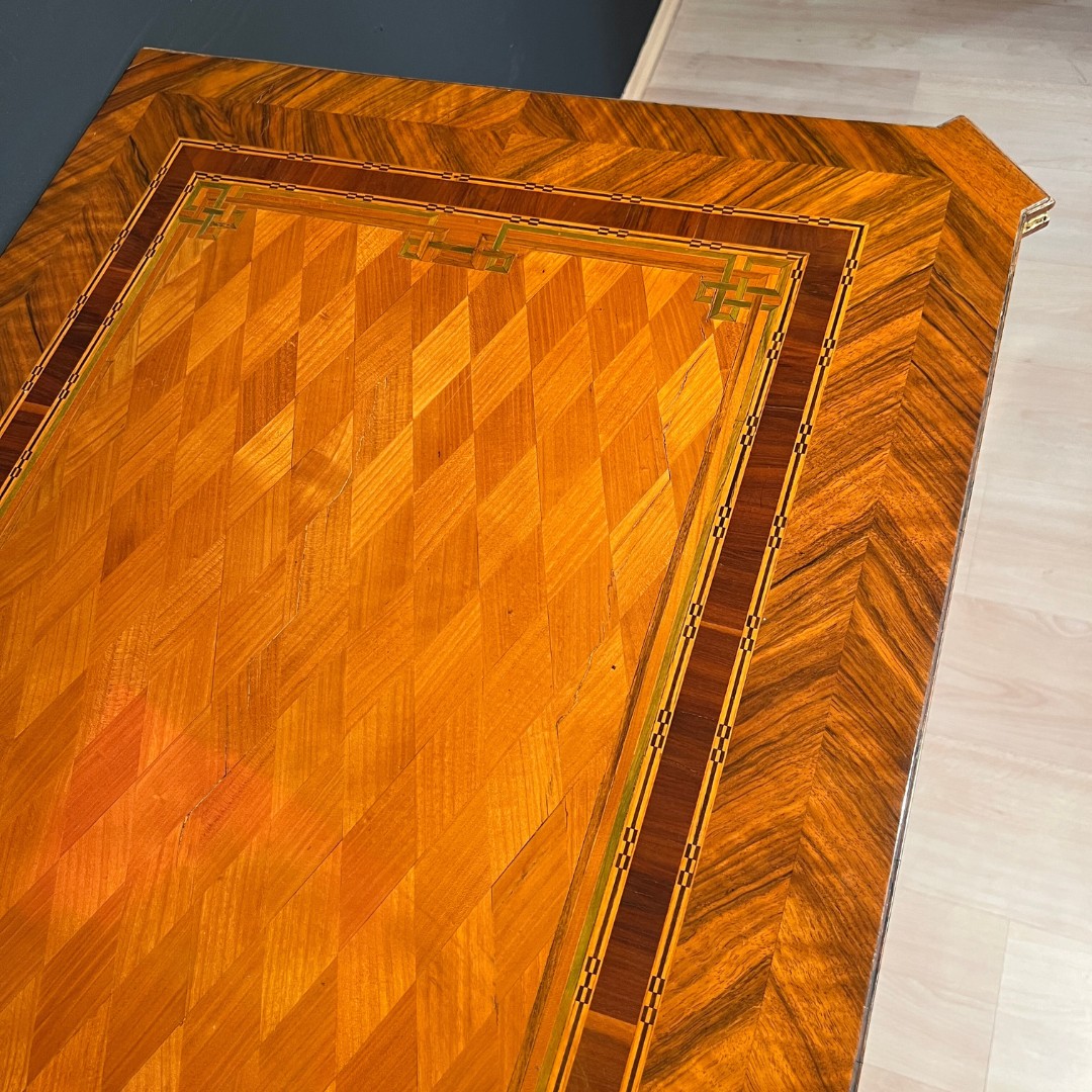 Louis XVI Kommode, Nuss- und Kirschbaum, Vergoldet, Österreich, Wien um 1790.1 Louis XVI Kommode, Nuss- und Kirschbaum, Vergoldet, Österreich, Wien um 1790