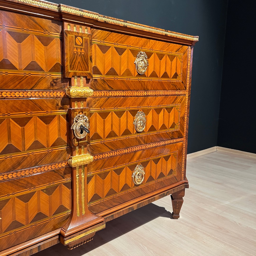 Louis XVI Kommode, Nuss- und Kirschbaum, Vergoldet, Österreich, Wien um 1790.2 Louis XVI Kommode, Nuss- und Kirschbaum, Vergoldet, Österreich, Wien um 1790.