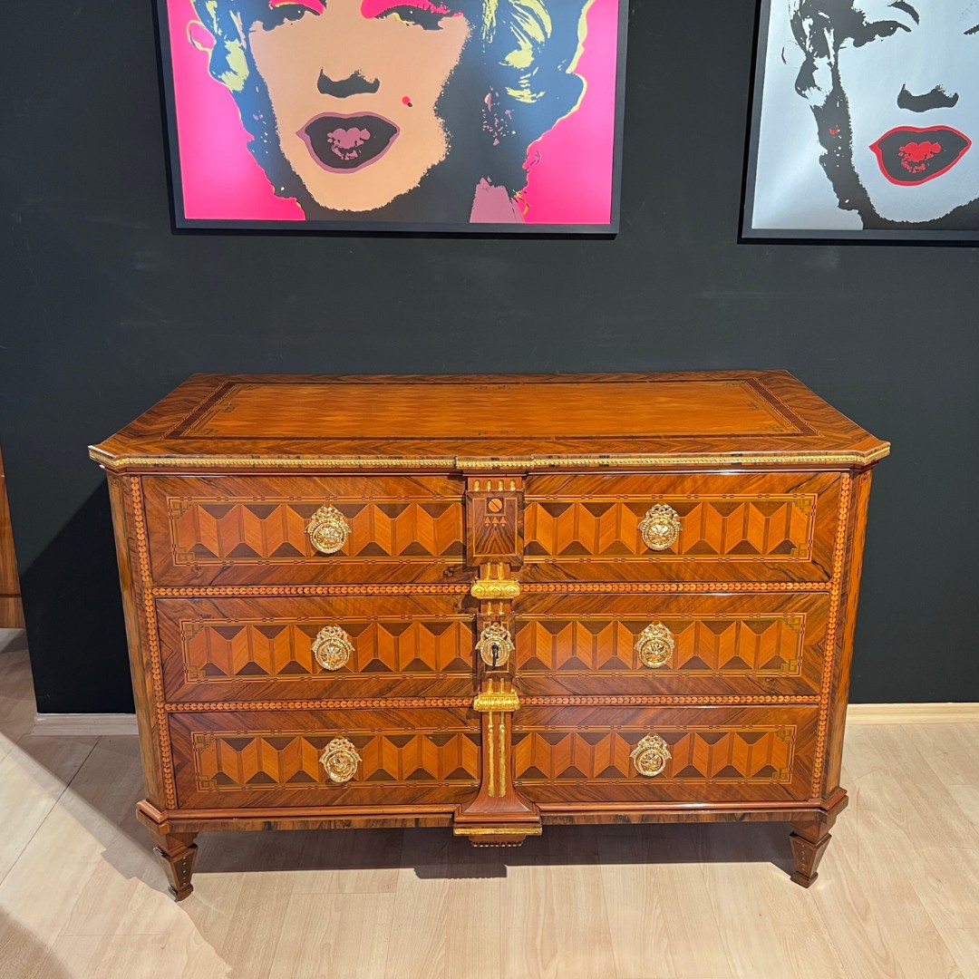 Louis XVI Kommode, Nuss- und Kirschbaum, Vergoldet, Österreich, Wien um 1790.3 Louis XVI Kommode, Nuss- und Kirschbaum, Vergoldet, Österreich, Wien um 1790.