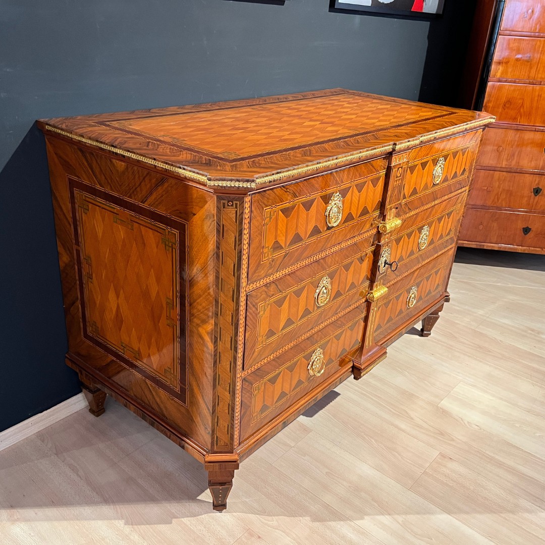 Louis XVI Kommode, Nuss- und Kirschbaum, Vergoldet, Österreich, Wien um 1790.4 Louis XVI Kommode, Nuss- und Kirschbaum, Vergoldet, Österreich, Wien um 1790.