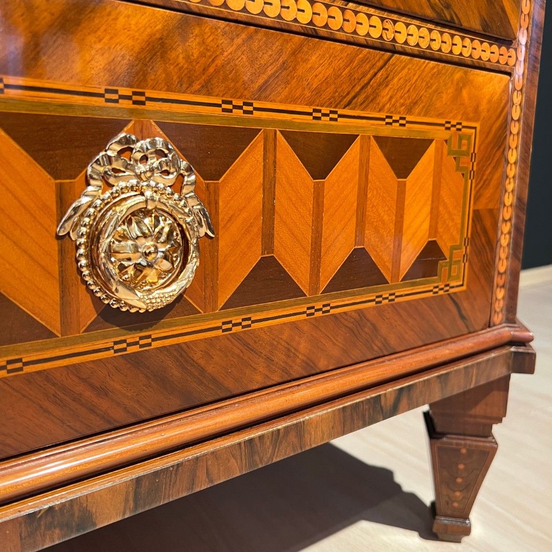 Louis XVI Kommode, Nuss- und Kirschbaum, Vergoldet, Österreich, Wien um 1790.6 Louis XVI Kommode, Nuss- und Kirschbaum, Vergoldet, Österreich, Wien um 1790.