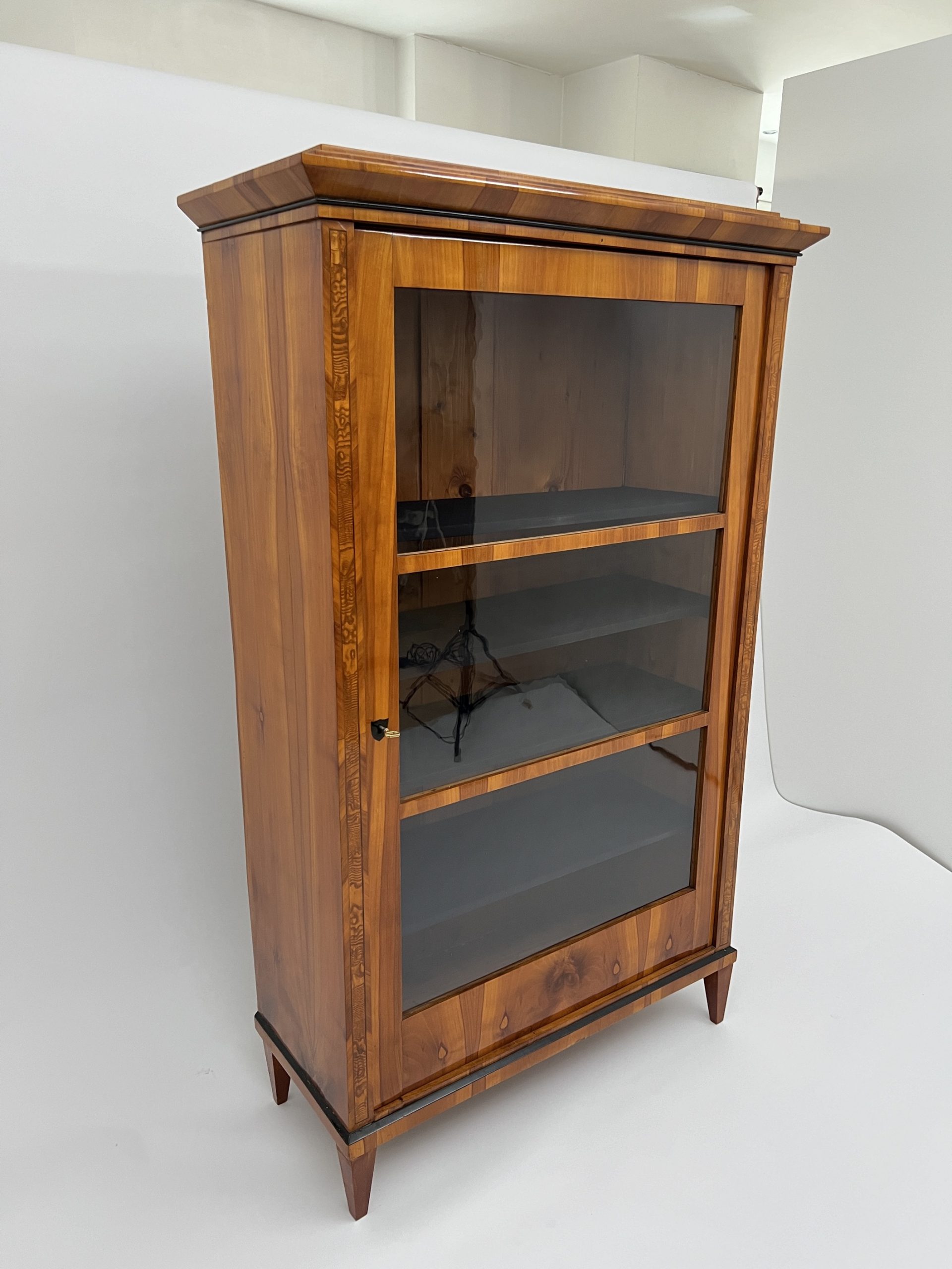 Biedermeier-Vitrinenschrank-Kirschbaum-Esche-Maser.2