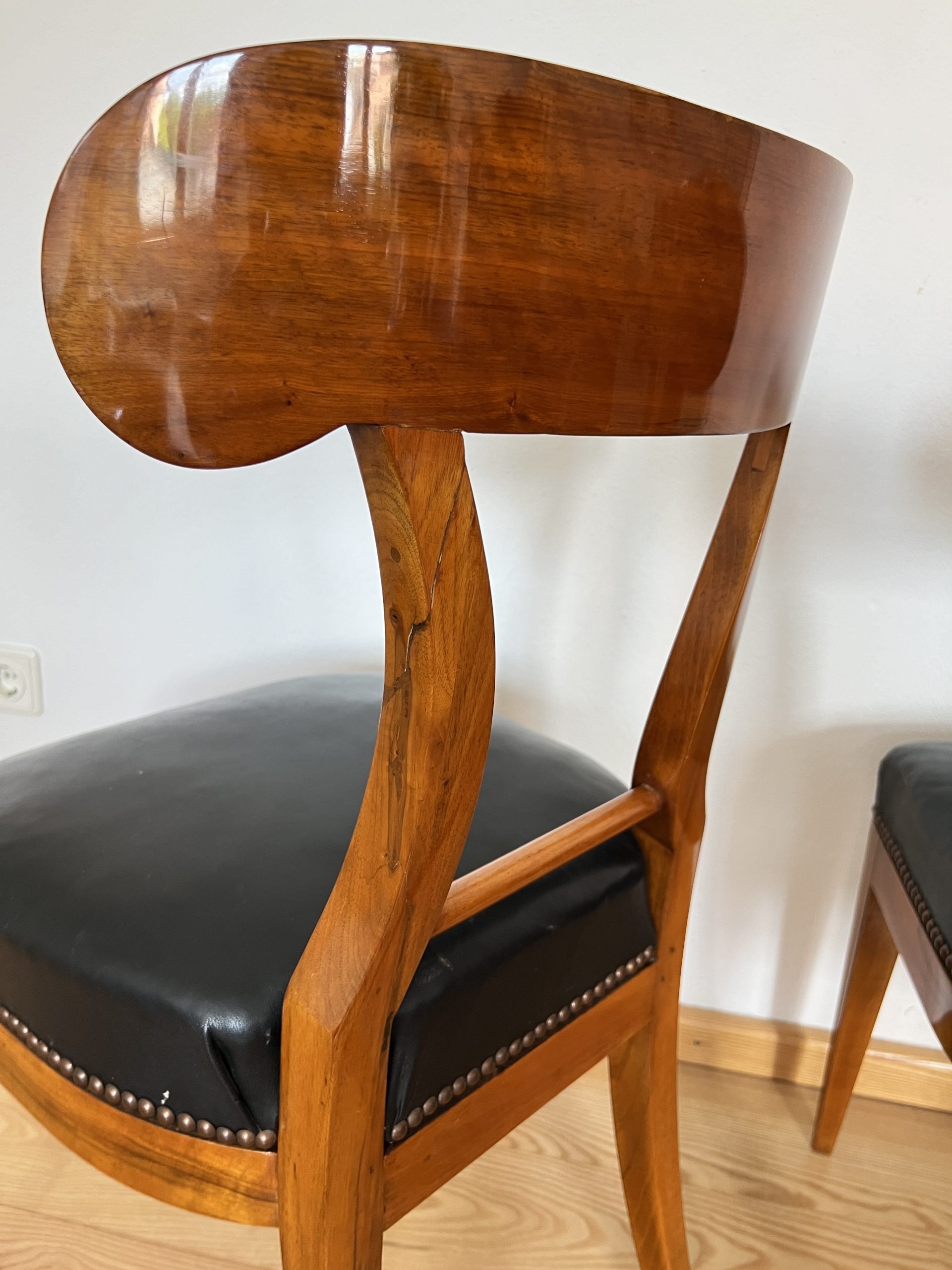 Paar Schaufelstühle Biedermeier, Nussbaum und Leder.12