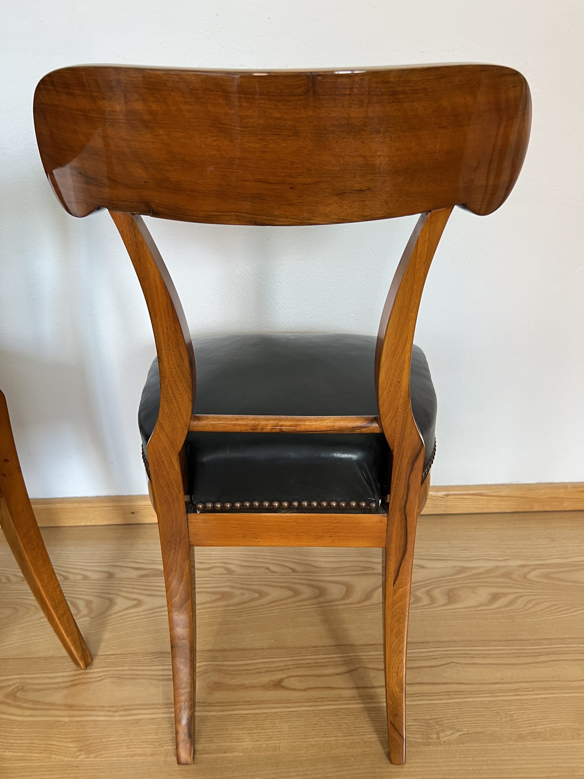 Paar Schaufelstühle Biedermeier, Nussbaum und Leder.13