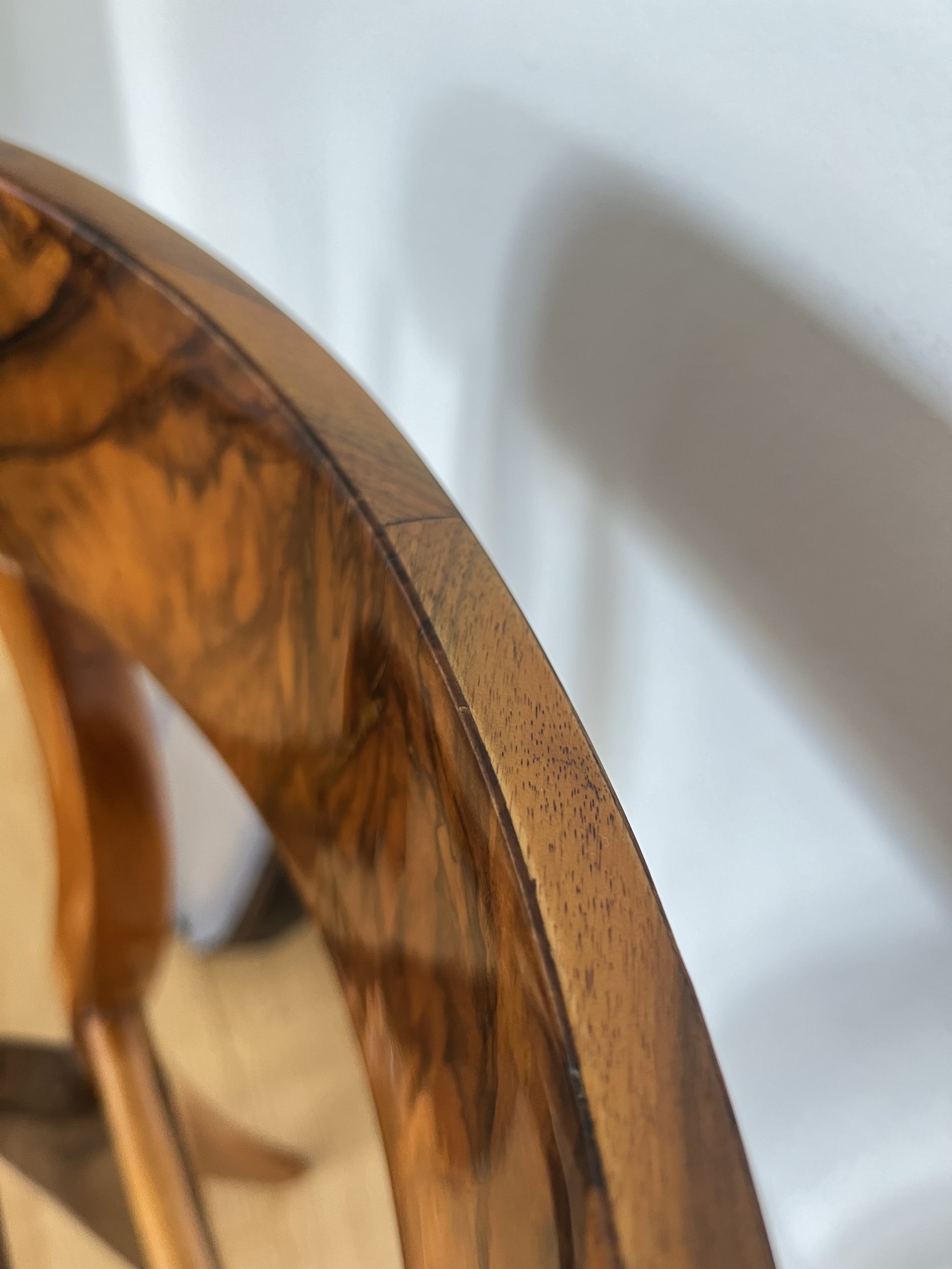 Paar Schaufelstühle Biedermeier, Nussbaum und Leder.17