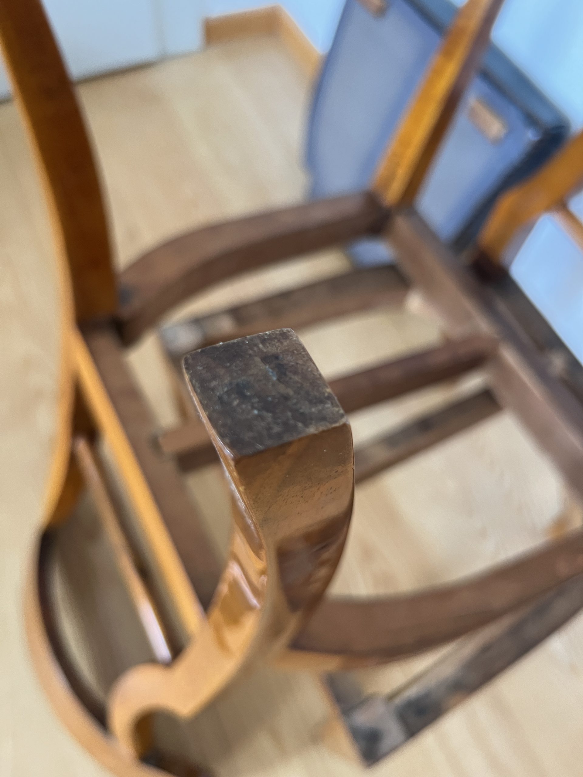 Paar Schaufelstühle Biedermeier, Nussbaum und Leder.18