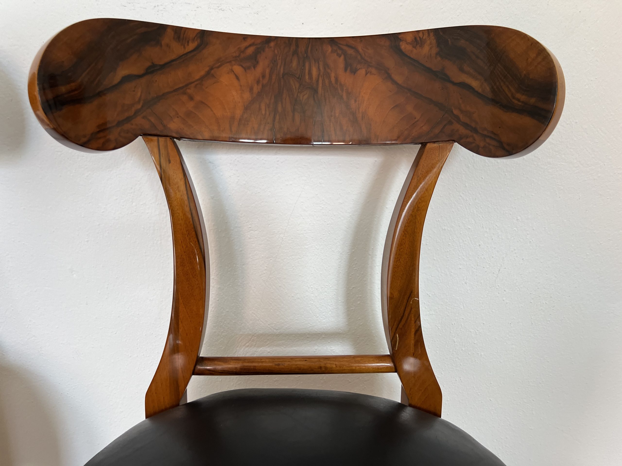 Paar Schaufelstühle Biedermeier, Nussbaum und Leder.4