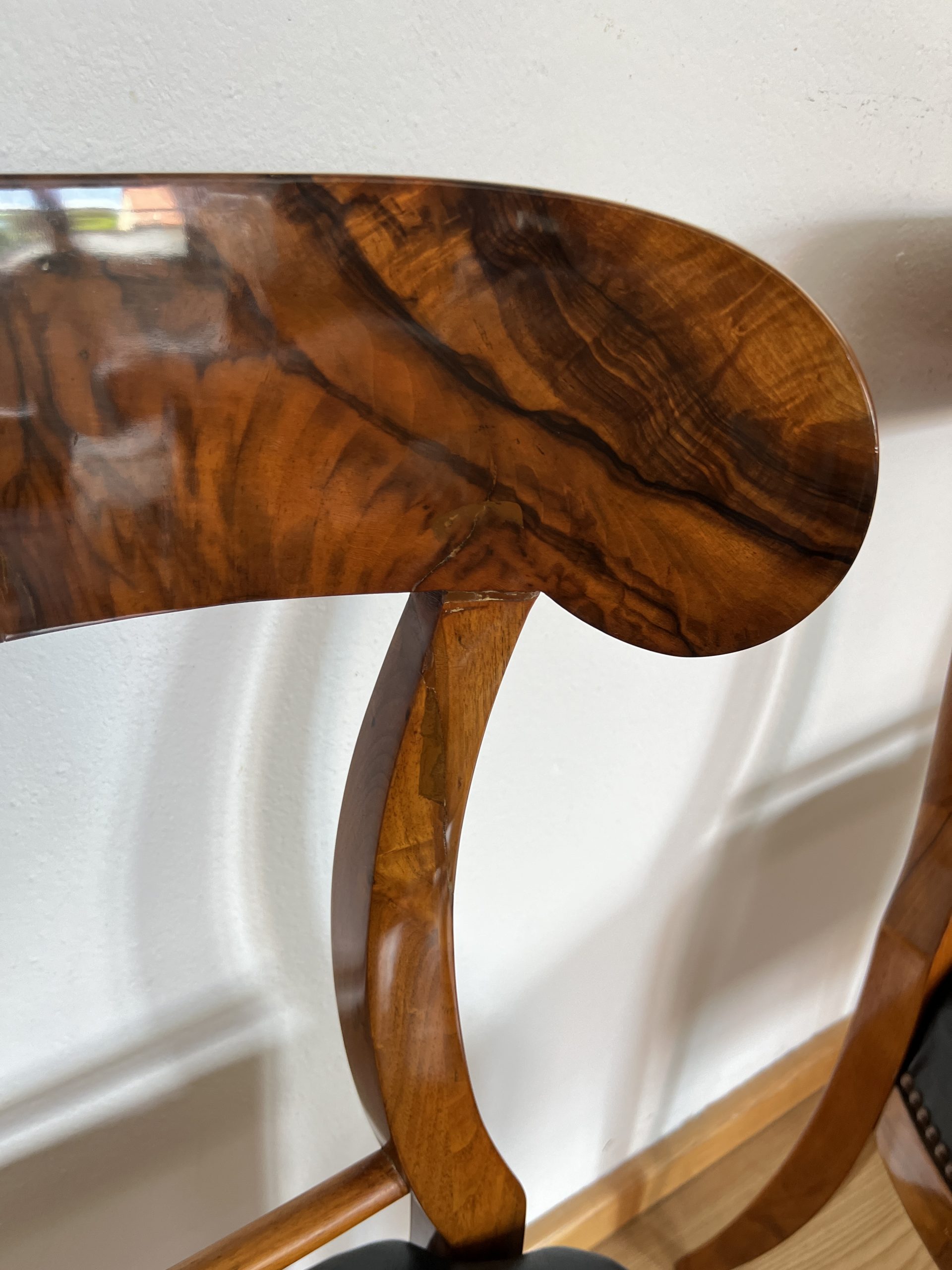 Paar Schaufelstühle Biedermeier, Nussbaum und Leder.5
