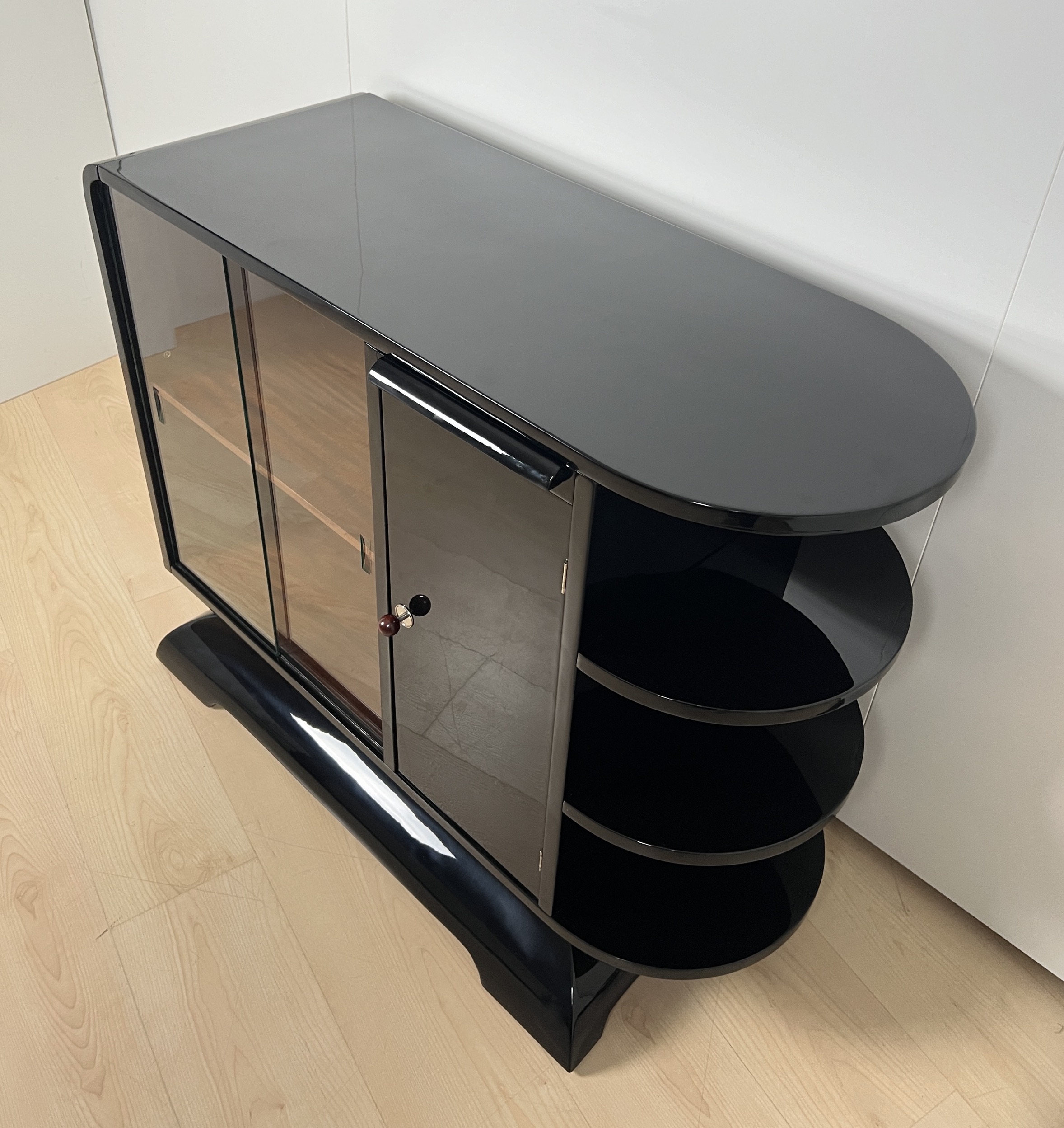 Art Deco Halbschrank, Schwarzlack, Mahagoni, um 1930.