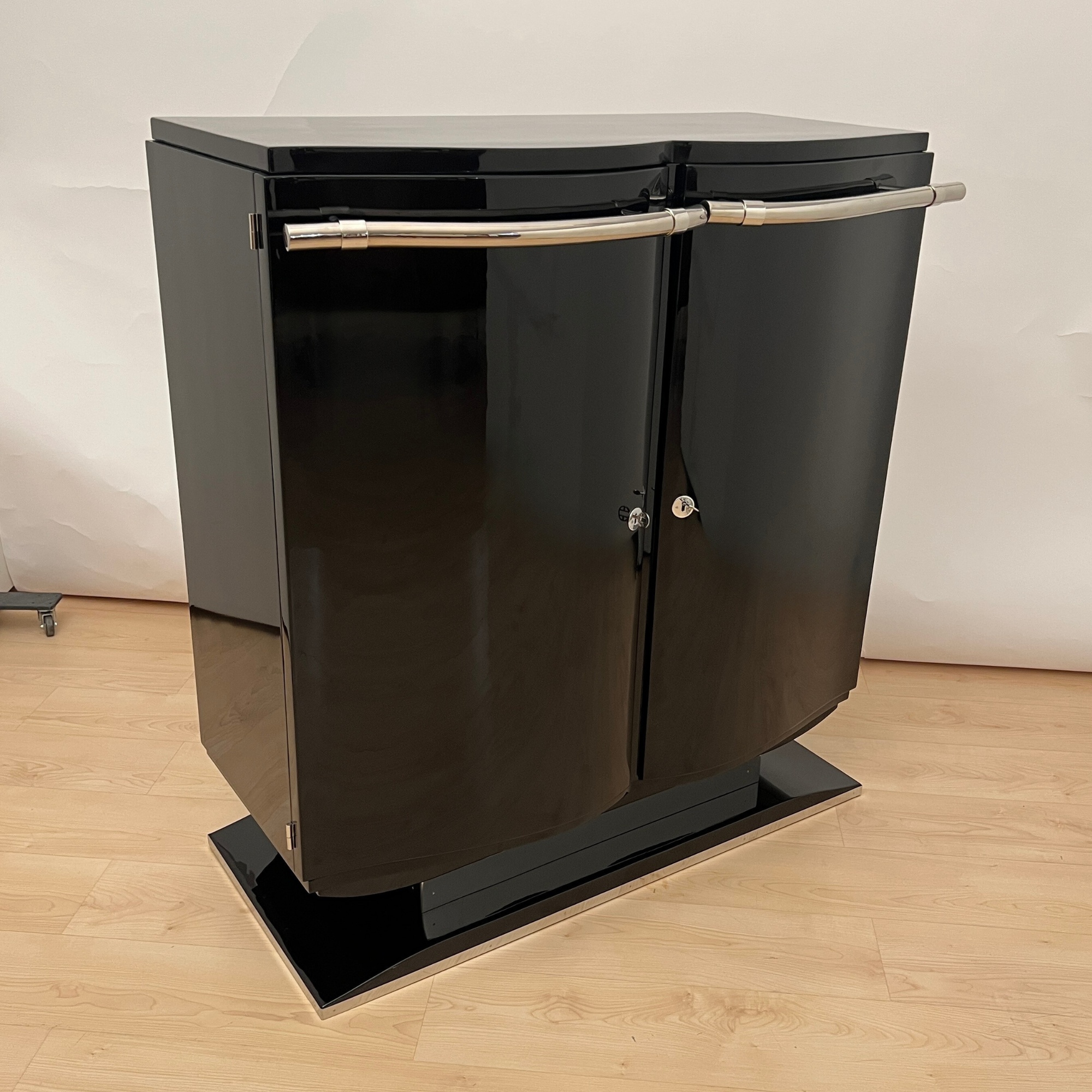 Art Deco Bar-Sideboard, Barschrank, Schwarzlack mit Chrom Reling, Frankreich um 1930
