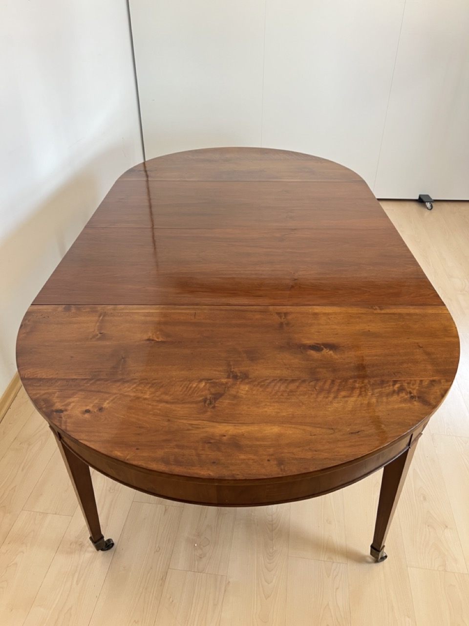 Biedermeier Ausziehtisch, Nussbaum, Schweiz um 1800