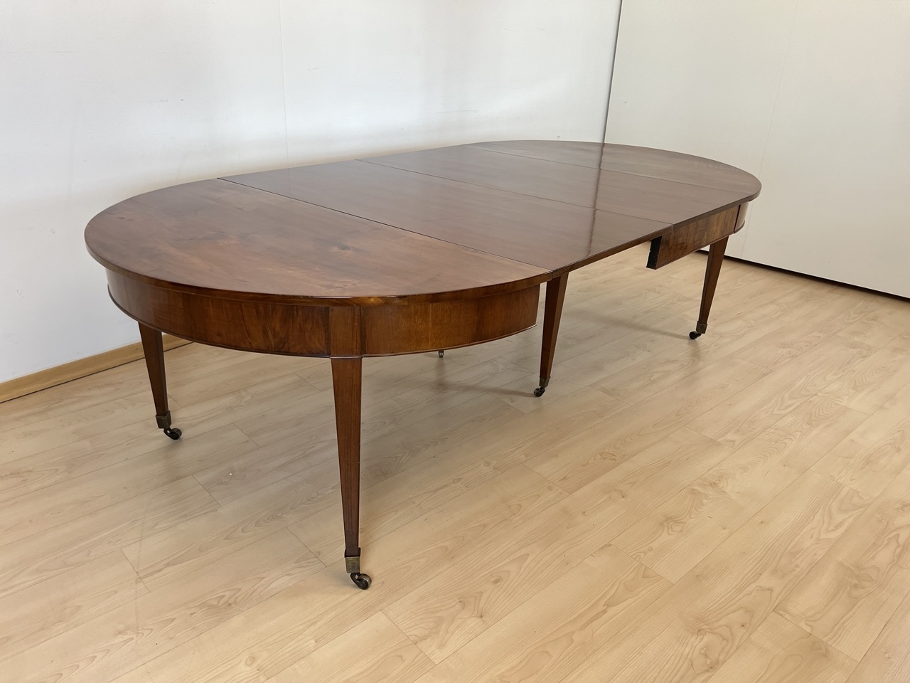 Biedermeier Ausziehtisch, Nussbaum, Schweiz um 1800