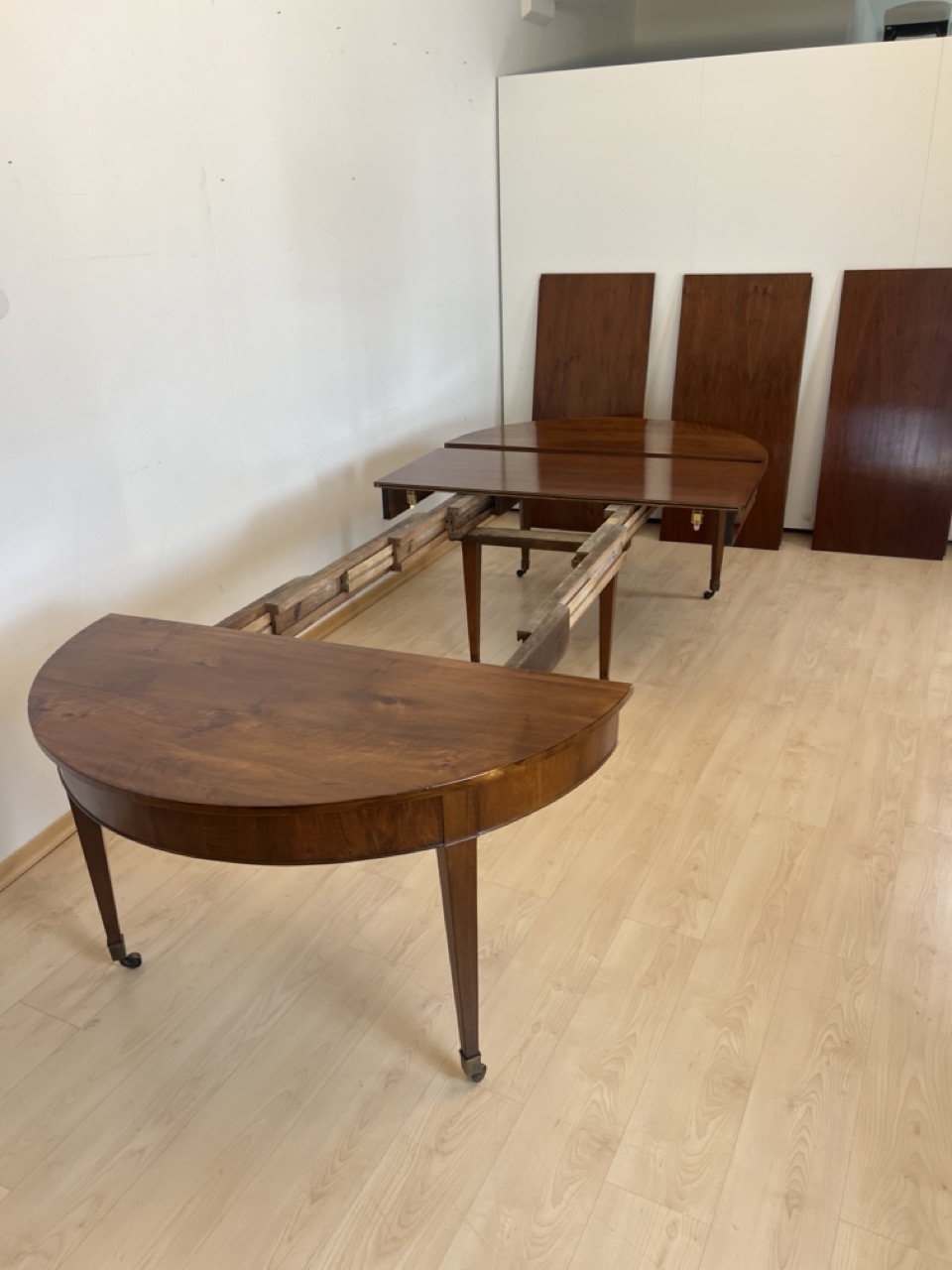 Biedermeier Ausziehtisch, Nussbaum, Schweiz um 1800