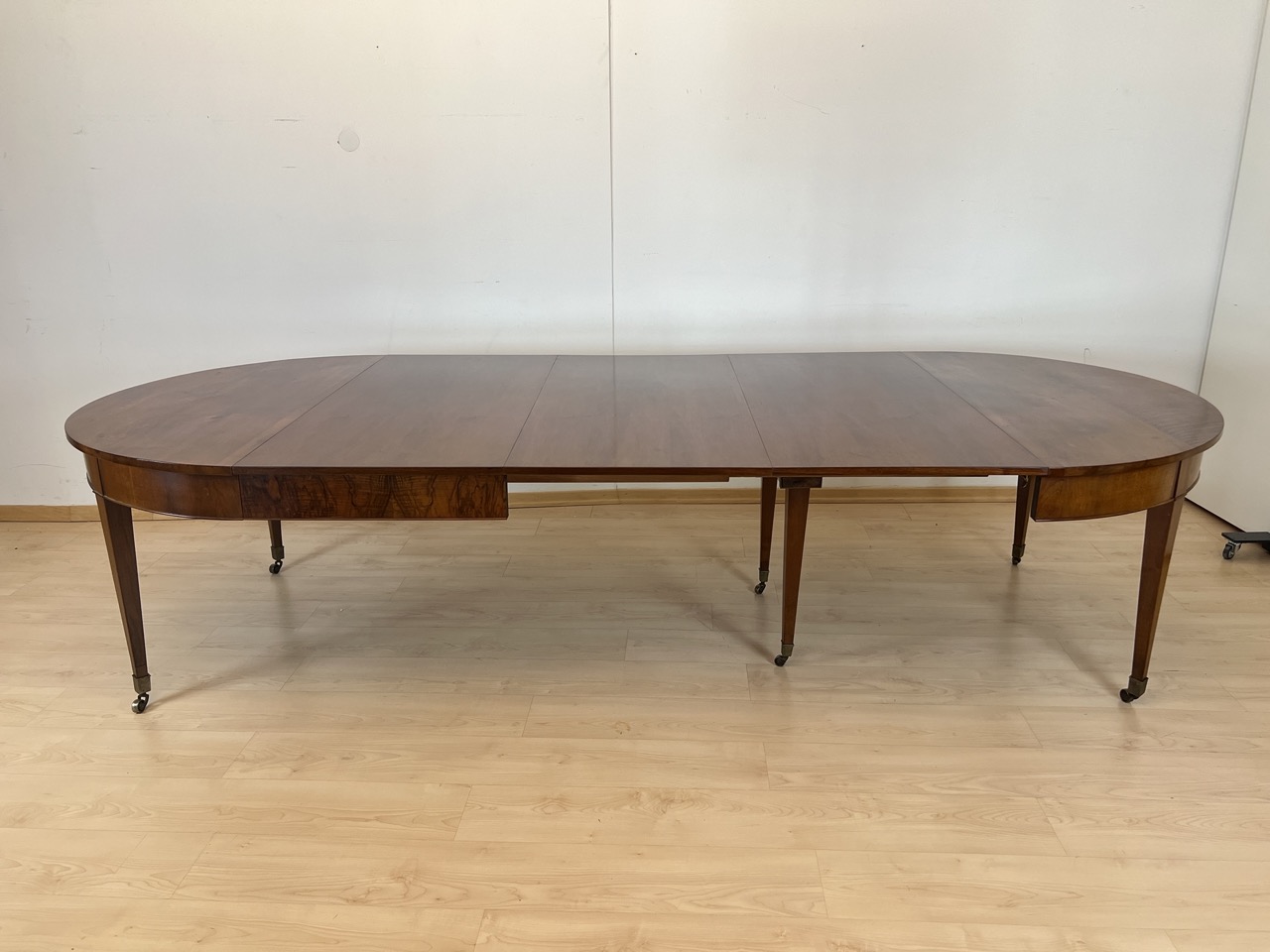 Biedermeier Ausziehtisch, Nussbaum, Schweiz um 1800