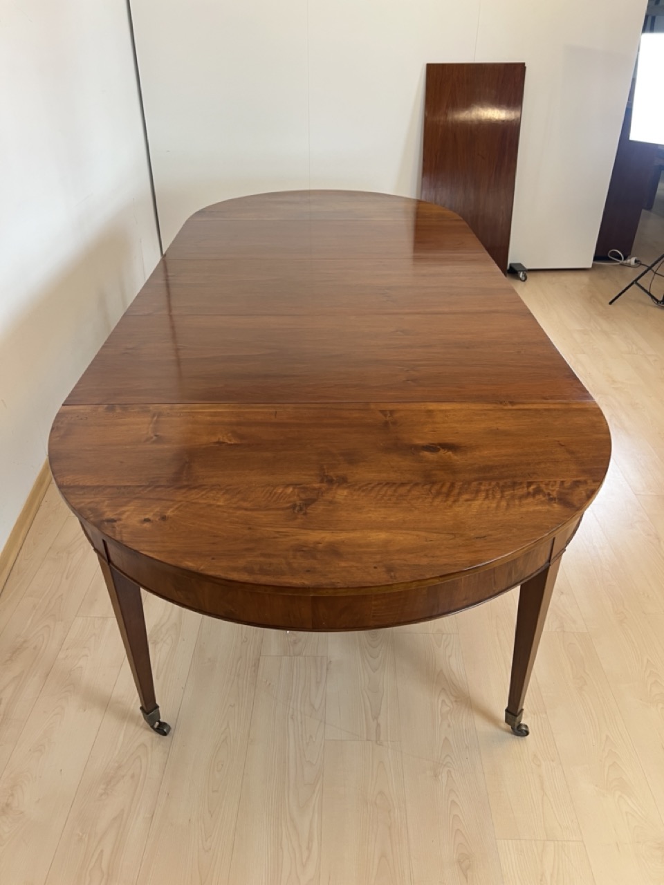 Biedermeier Ausziehtisch, Nussbaum, Schweiz um 1800