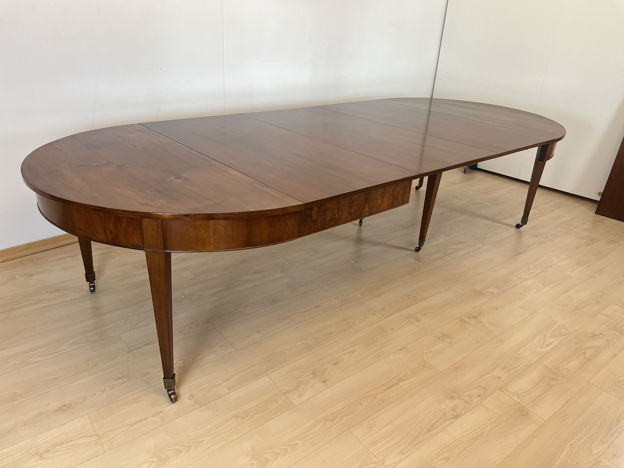 Biedermeier Ausziehtisch, Nussbaum, Schweiz um 1800