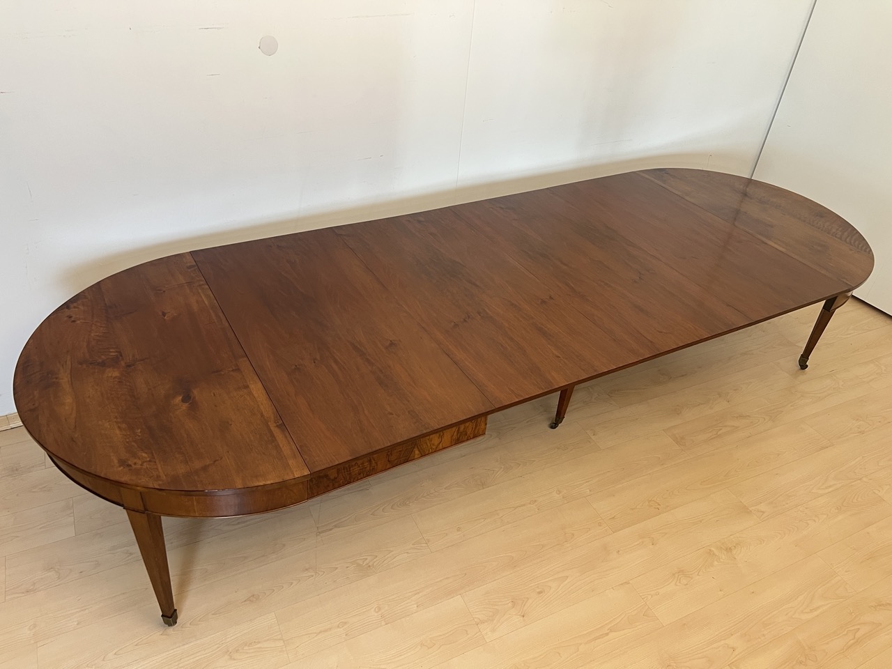 Biedermeier Ausziehtisch, Nussbaum, Schweiz um 1800