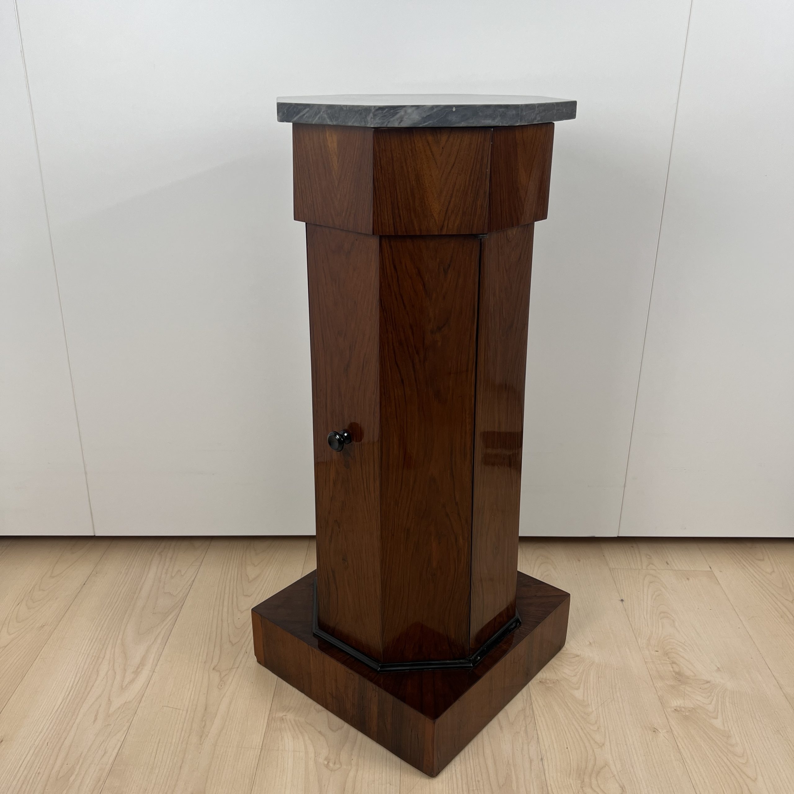 Biedermeier Trommelschränkchen in Nussbaum