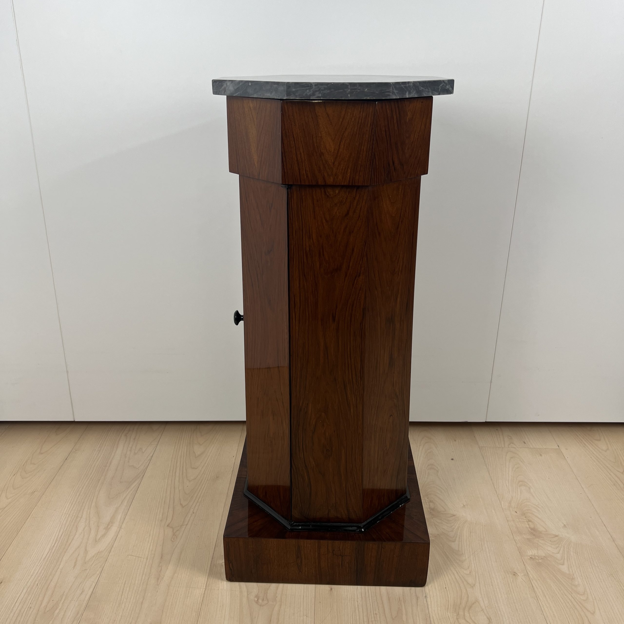 Biedermeier Trommelschränkchen in Nussbaum