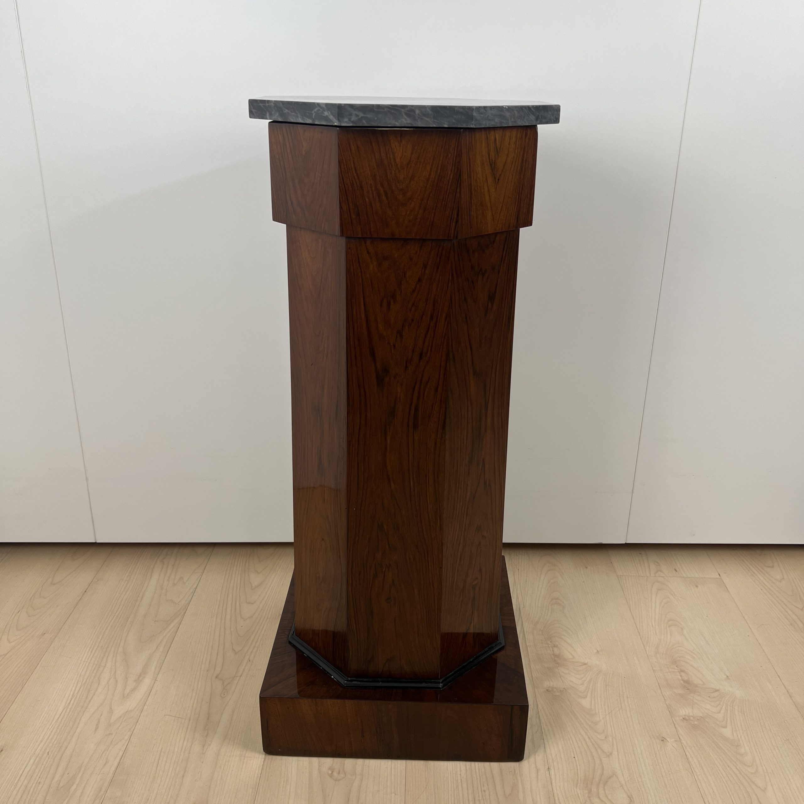 Biedermeier Trommelschränkchen in Nussbaum