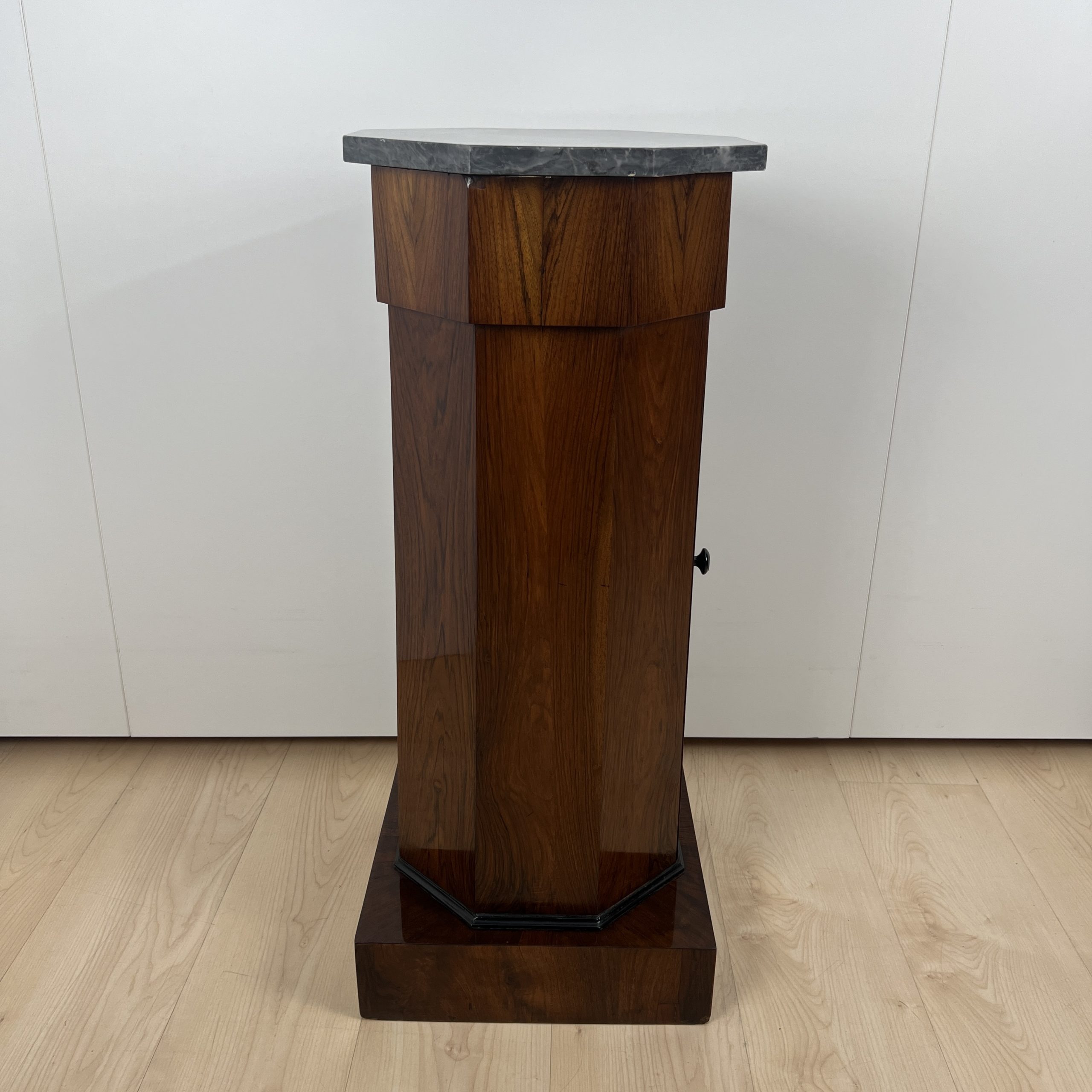 Biedermeier Trommelschränkchen in Nussbaum