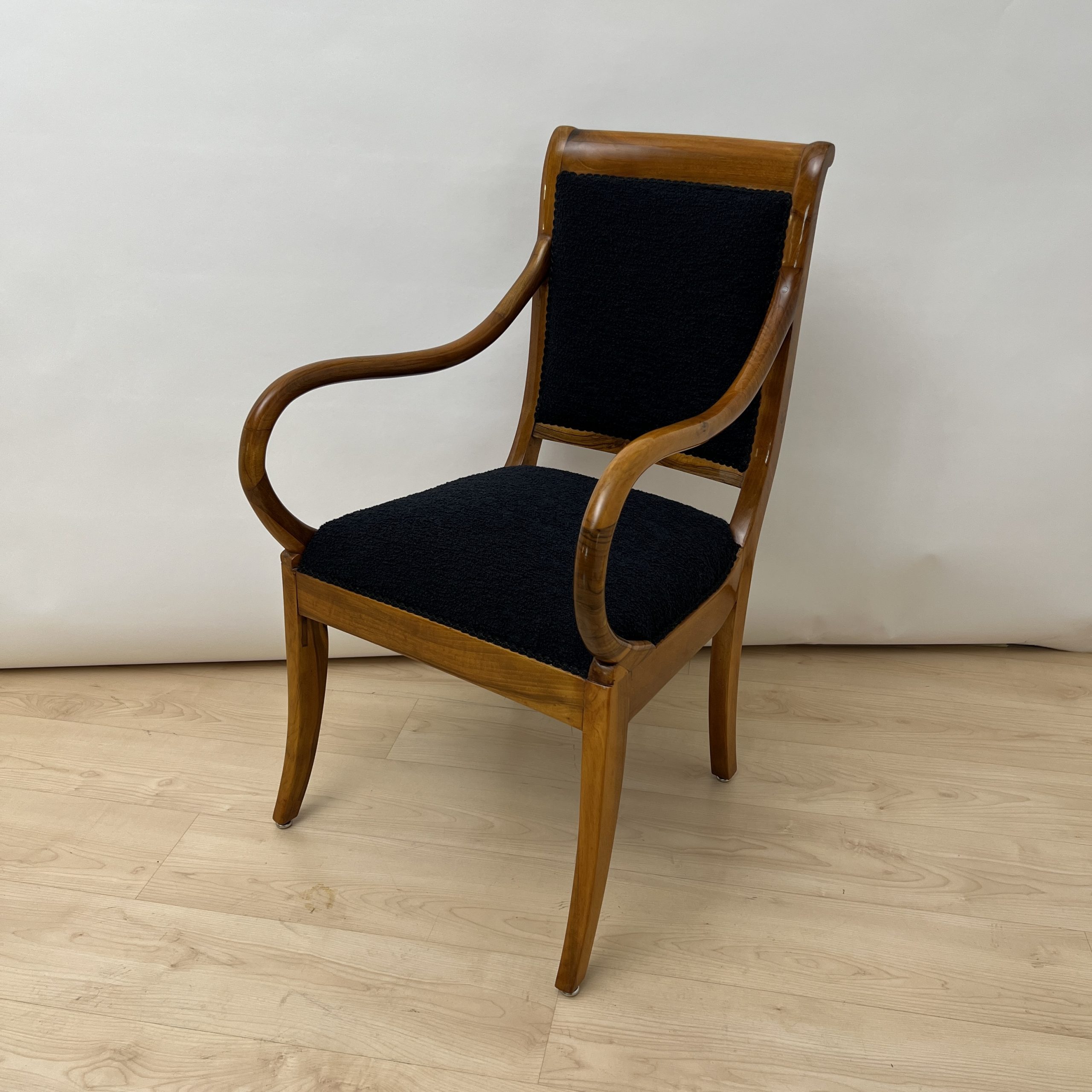 Biedermeier Armlehnstuhl, Nussbaum, Boucle, Süddeutschland um 1835