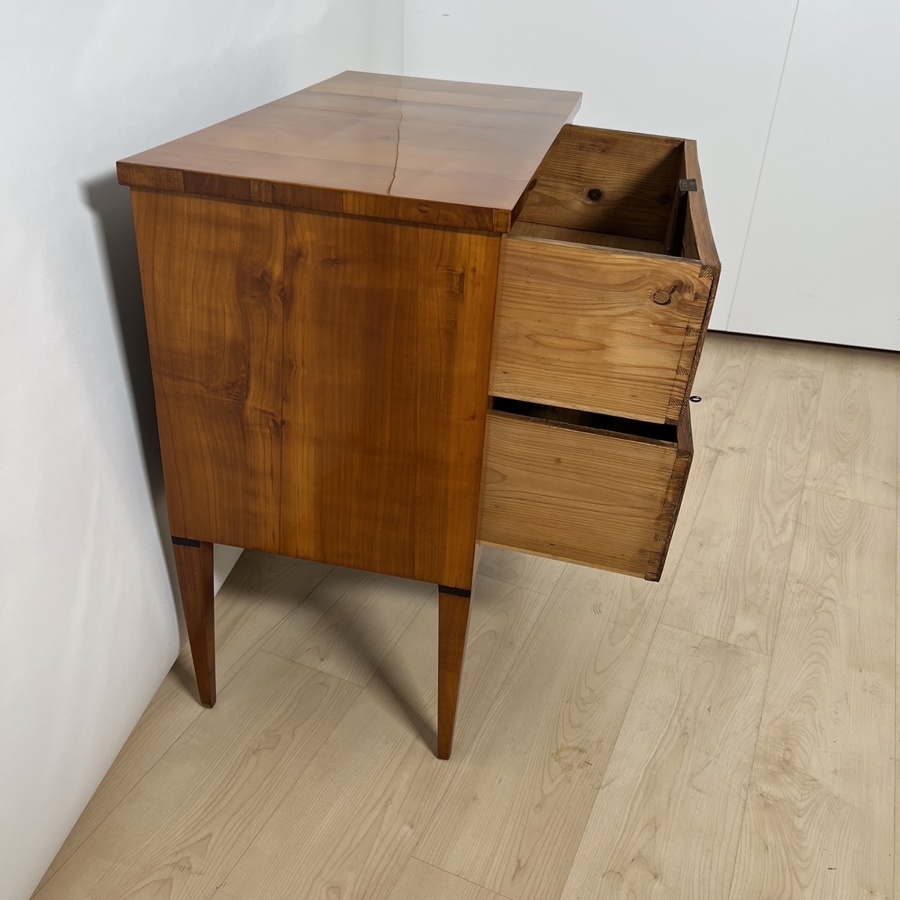 Kleine Biedermeier Kommode in Kirschbaum