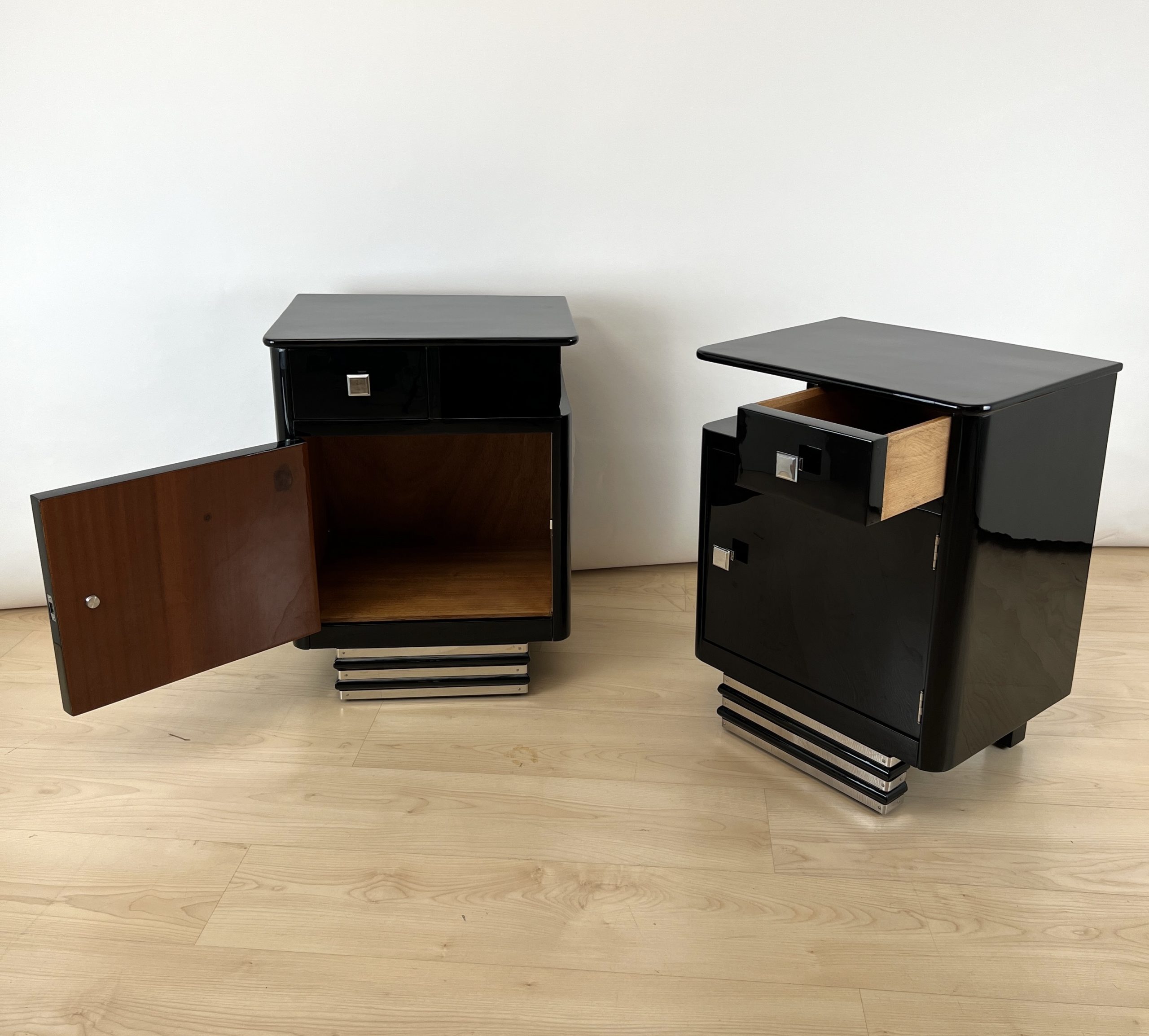 Paar Art Deco Nachtkästchen in Schwarzlack und Chrom