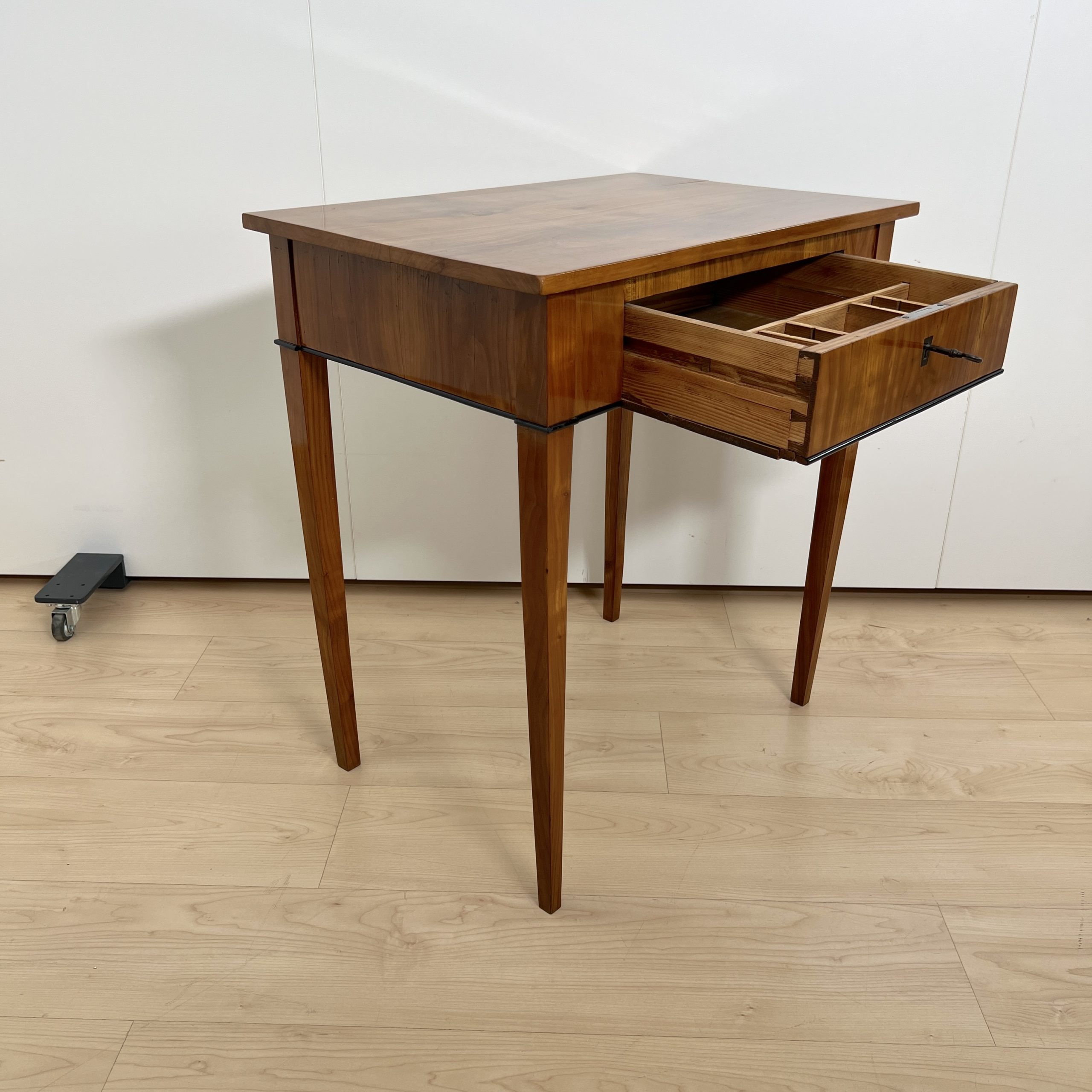 Biedermeier Beistelltischchen, Kirschbaum