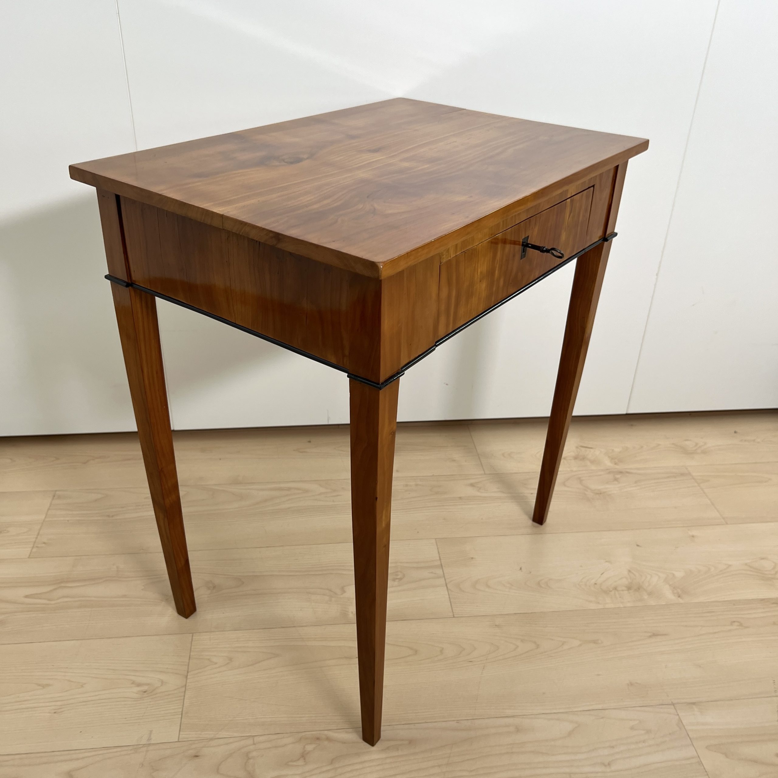 Biedermeier Beistelltischchen, Kirschbaum