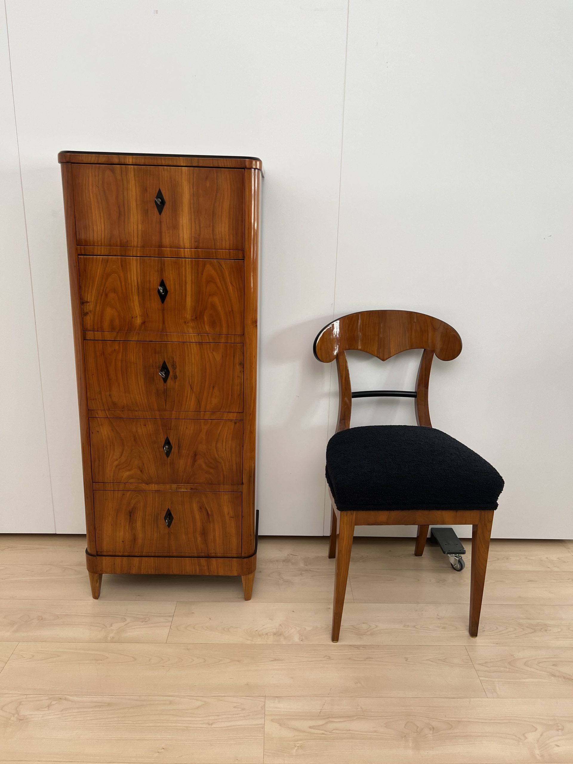 Biedermeier Chiffonnier, Kirschbaum furniert, Fünfladig, Süddeutschland um 1820.