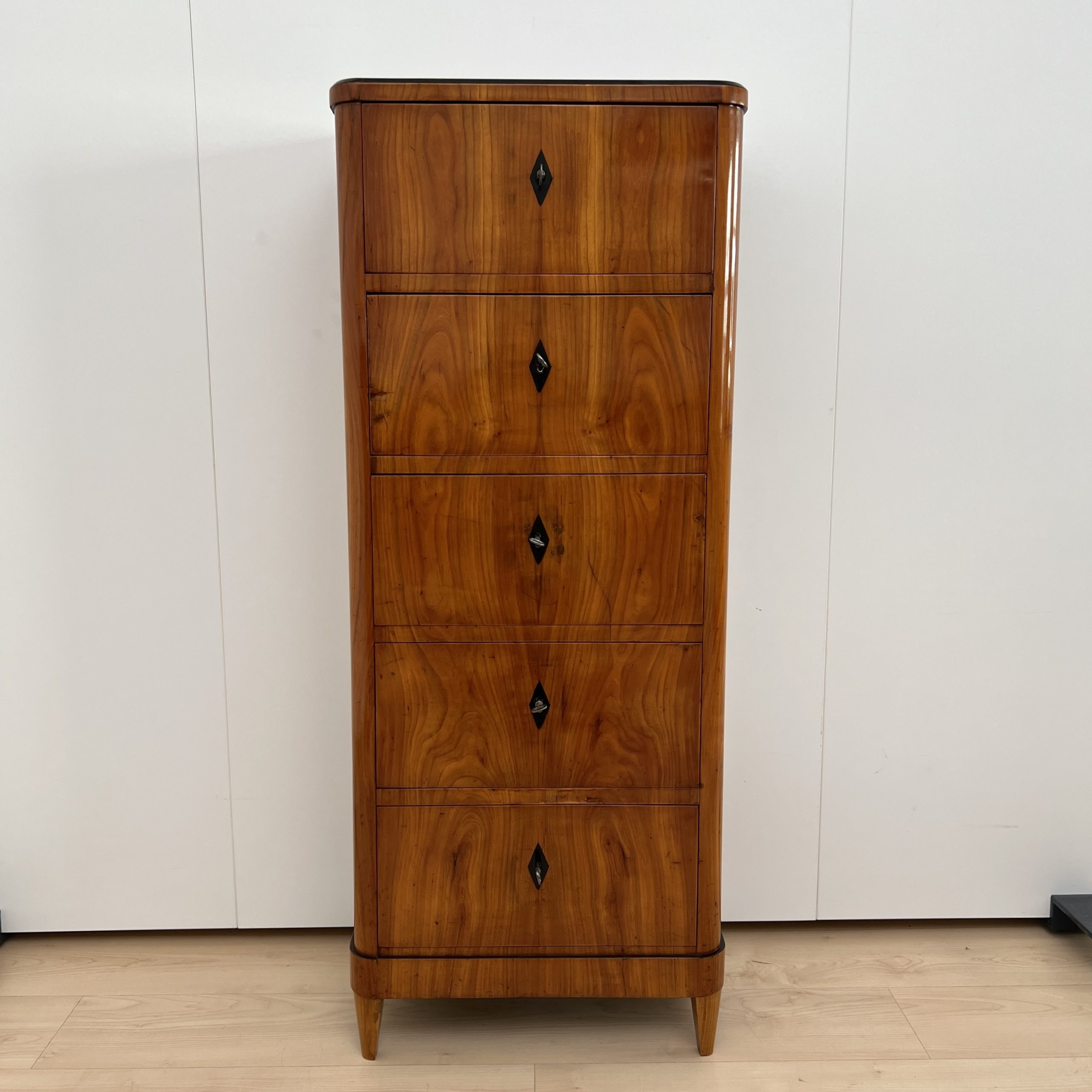 Biedermeier Chiffonnier, Kirschbaum furniert, Fünfladig, Süddeutschland um 1820.