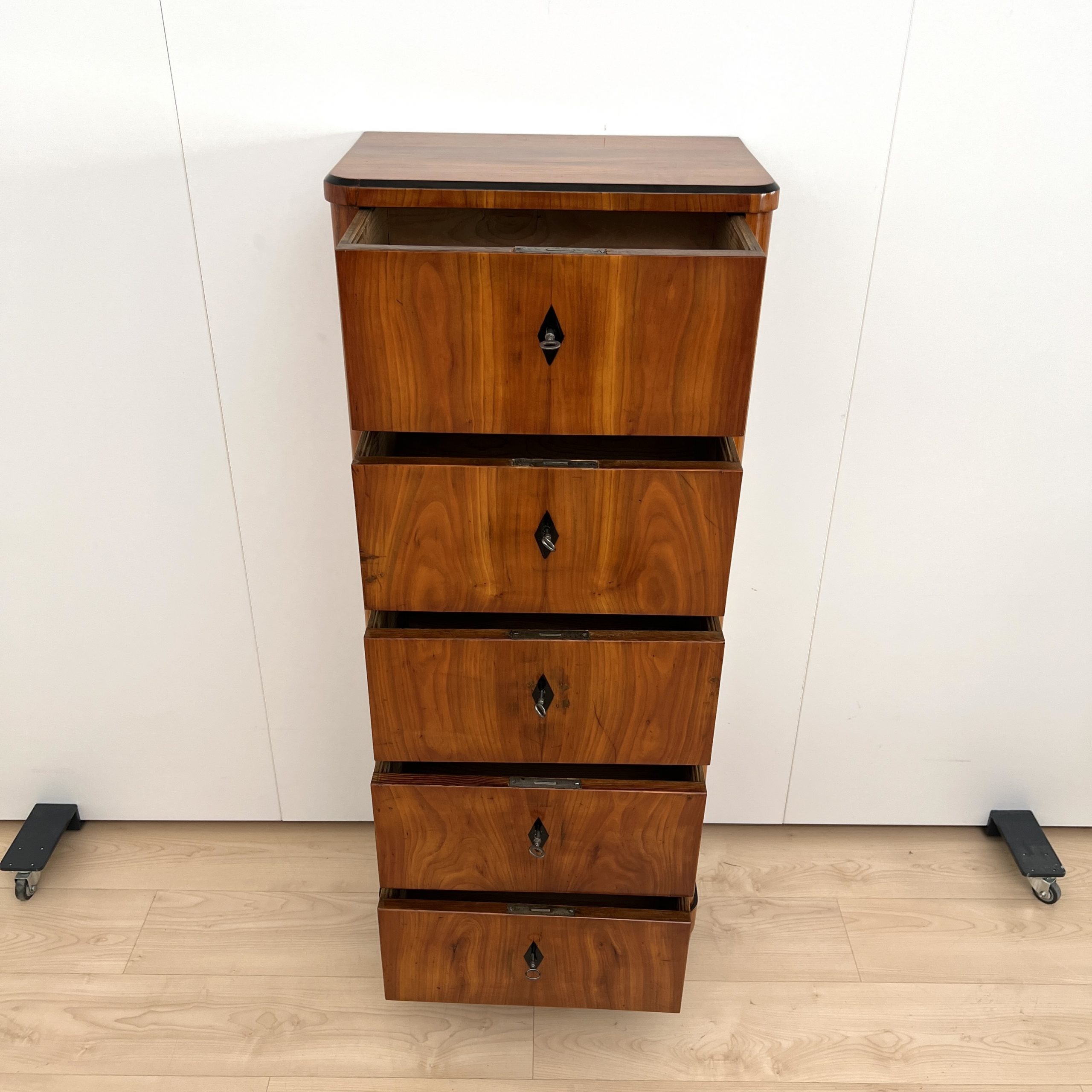 Biedermeier Chiffonnier, Kirschbaum furniert, Fünfladig, Süddeutschland um 1820.