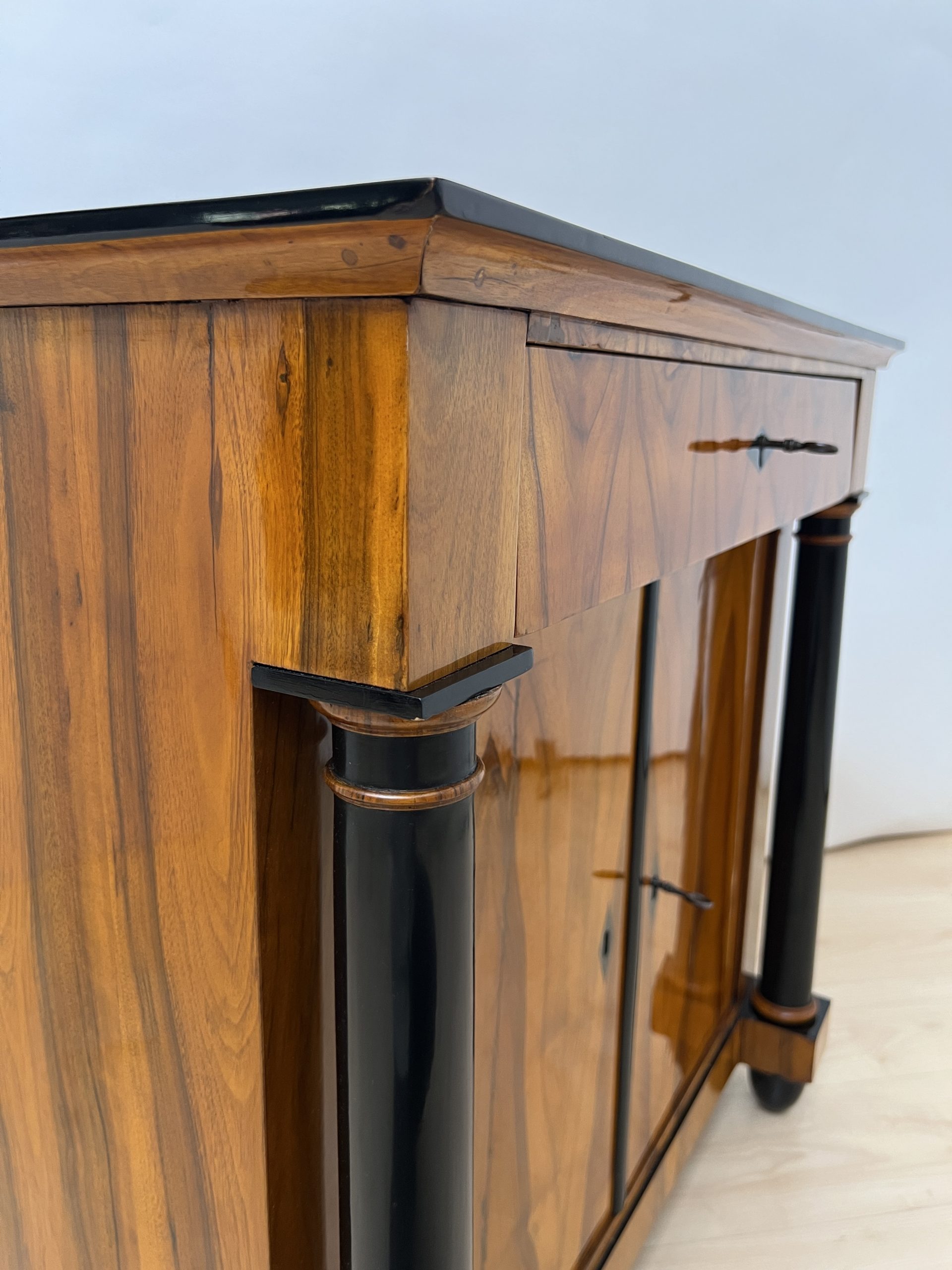Biedermeier Halbschrank, Nussbaum, Süddeutsch um 1820
