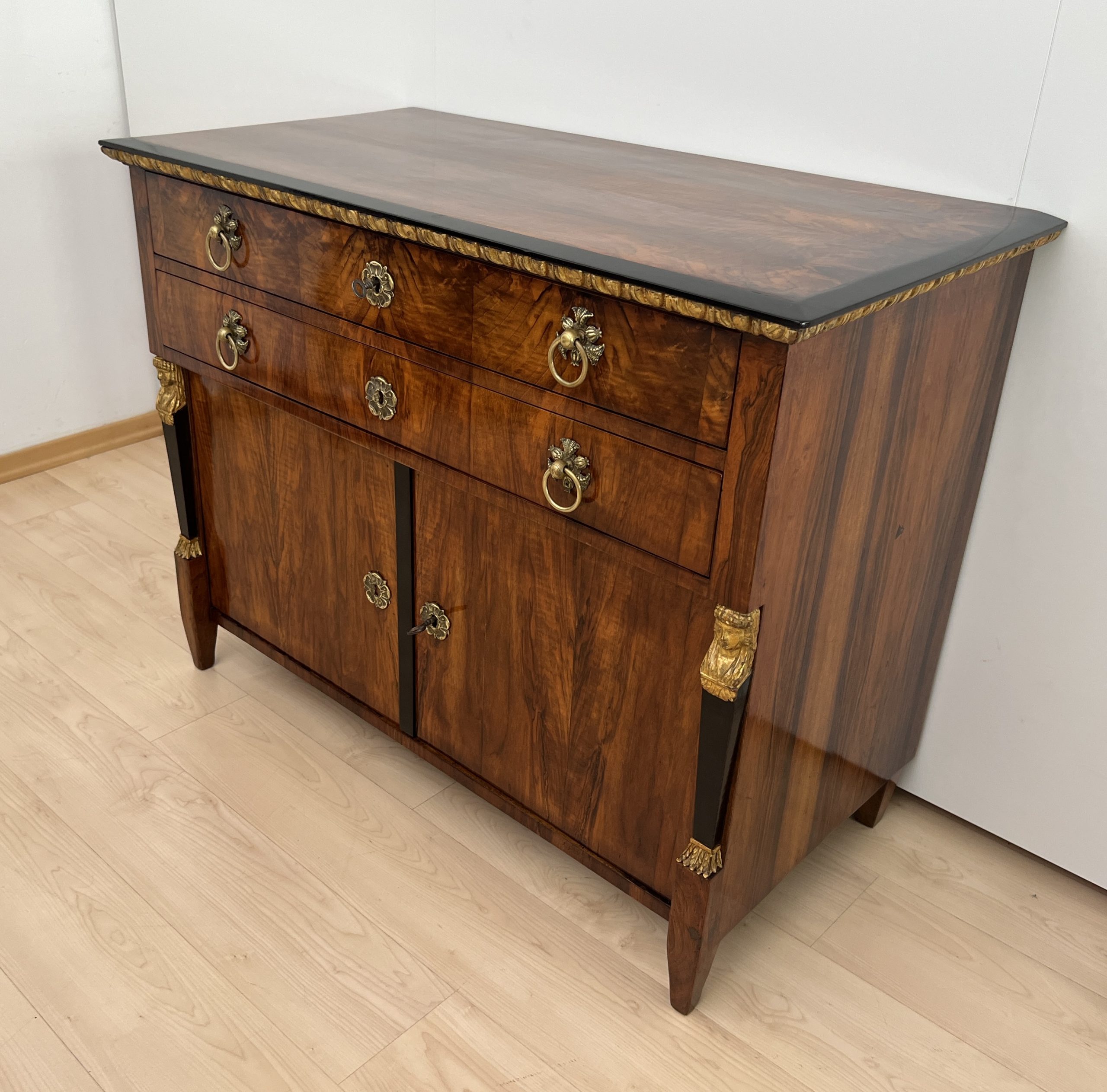 Biedermeier Kommode, Nussbaum, Vergoldet, Österreich um 1815