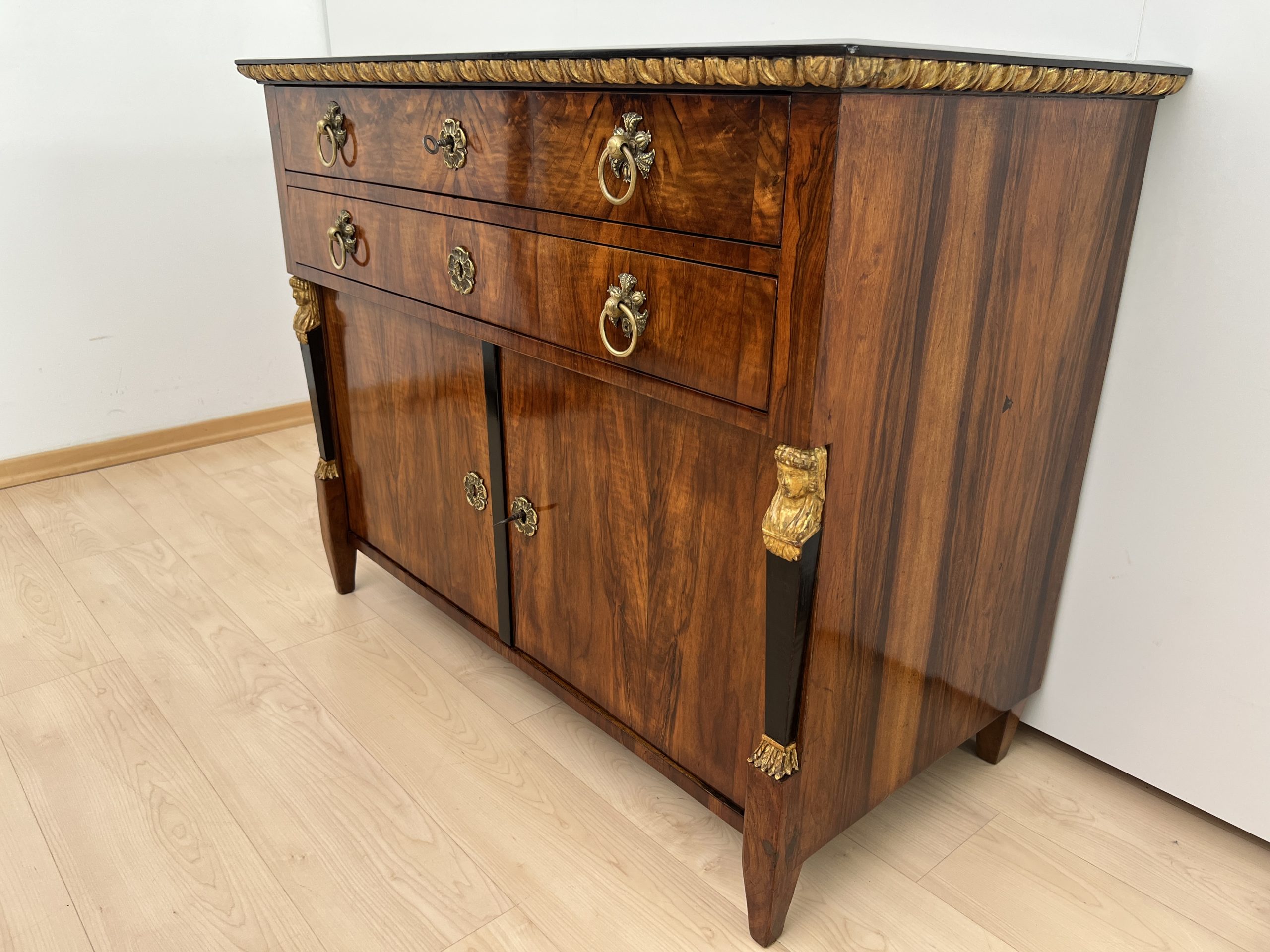 Biedermeier Kommode, Nussbaum, Vergoldet, Österreich um 1815