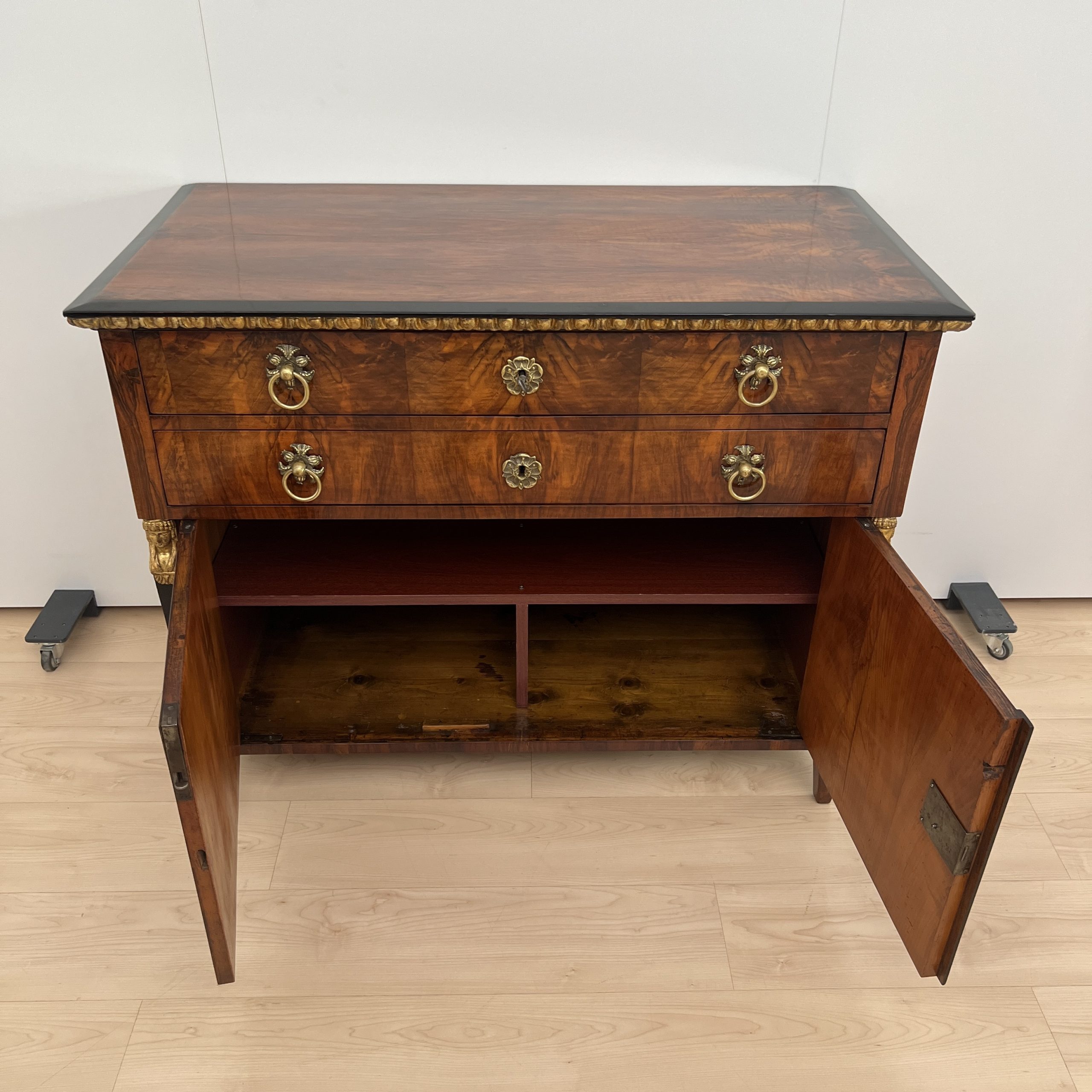 Biedermeier Kommode, Nussbaum, Vergoldet, Österreich um 1815