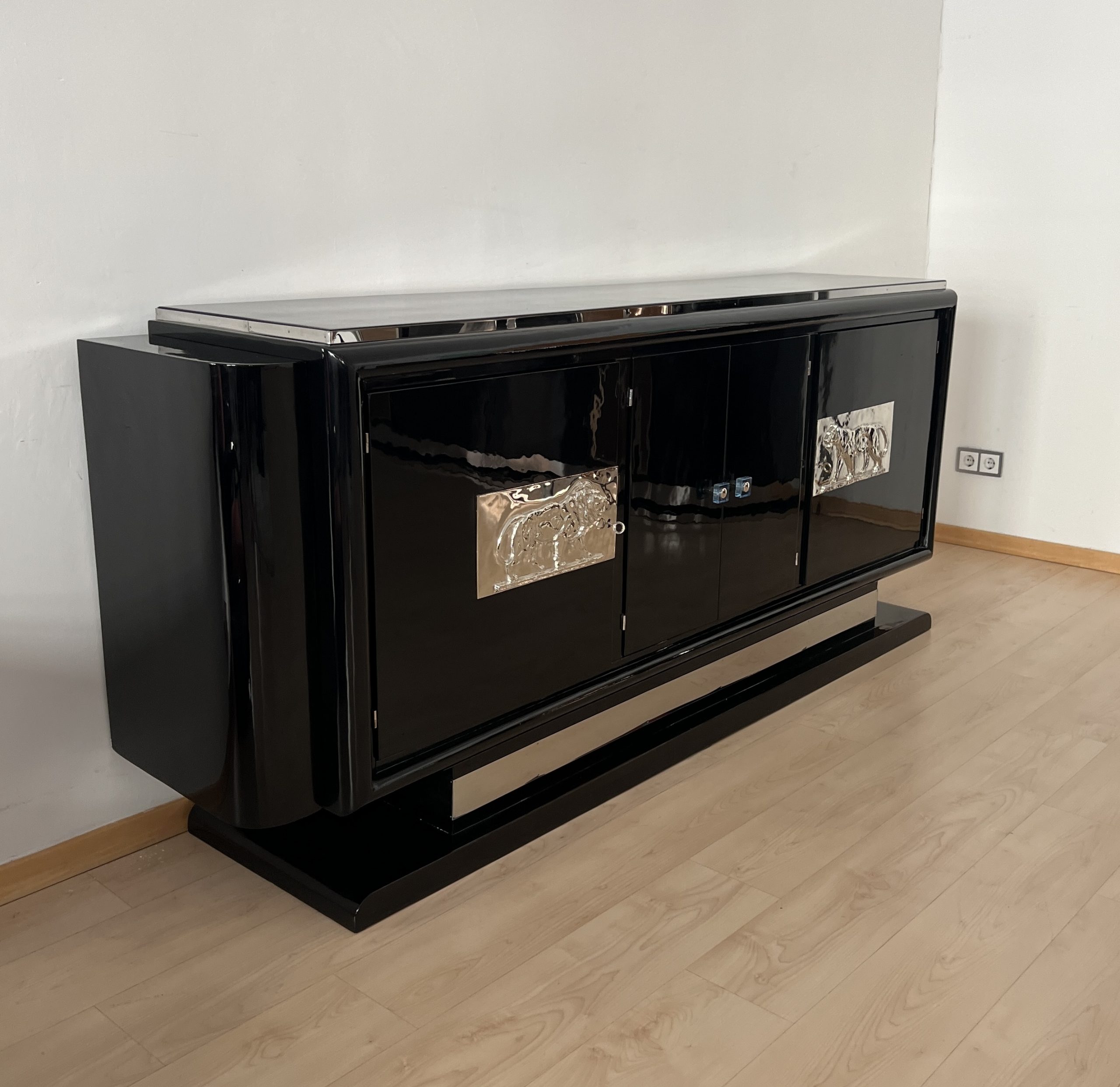 Schwarzes Art Deco Sideboard mit Löwenappliken.2