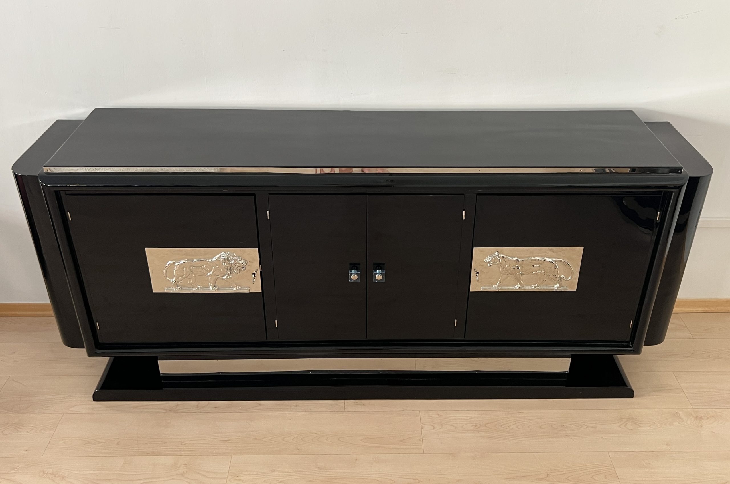 Schwarzes Art Deco Sideboard mit Löwenappliken.3