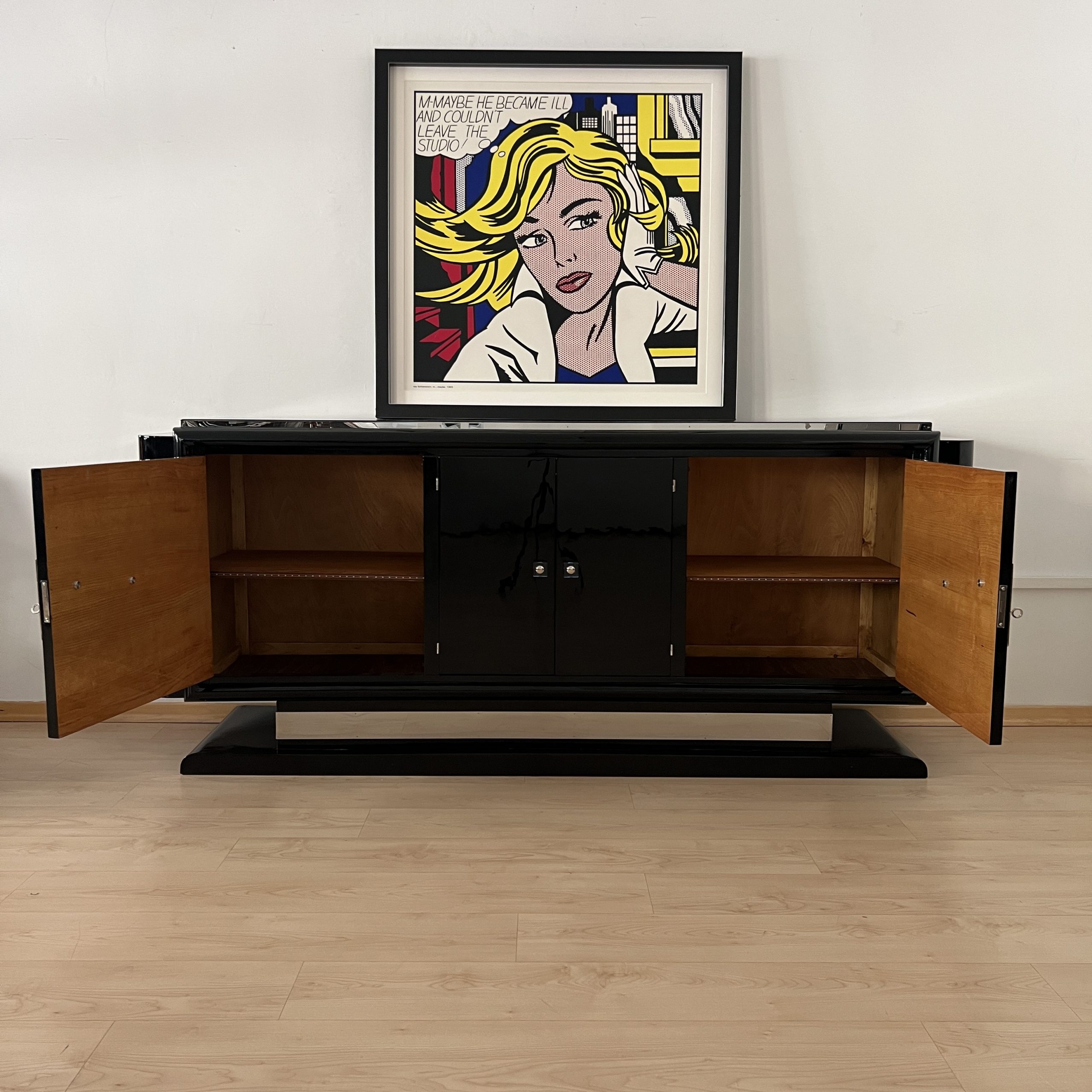 Schwarzes Art Deco Sideboard mit Löwenappliken6