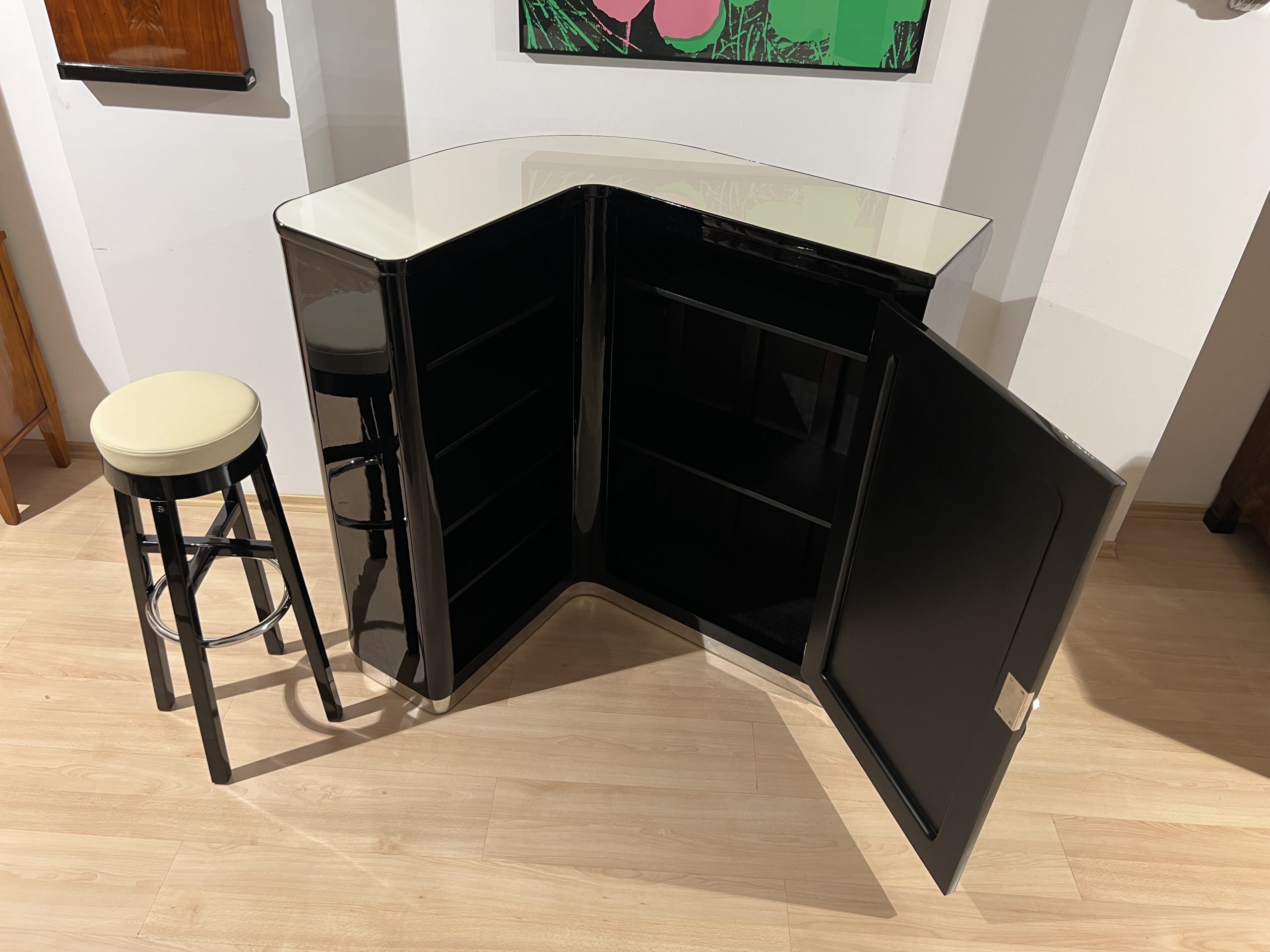 Art Deco Eckbar in Schwarz und Creme mit 4 Hockern.18