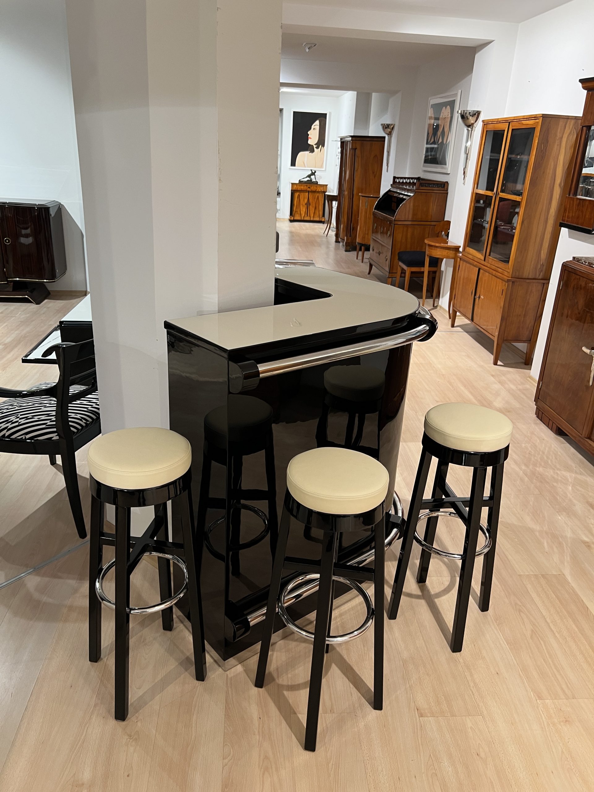 Art Deco Eckbar in Schwarz und Creme mit 4 Hockern.19