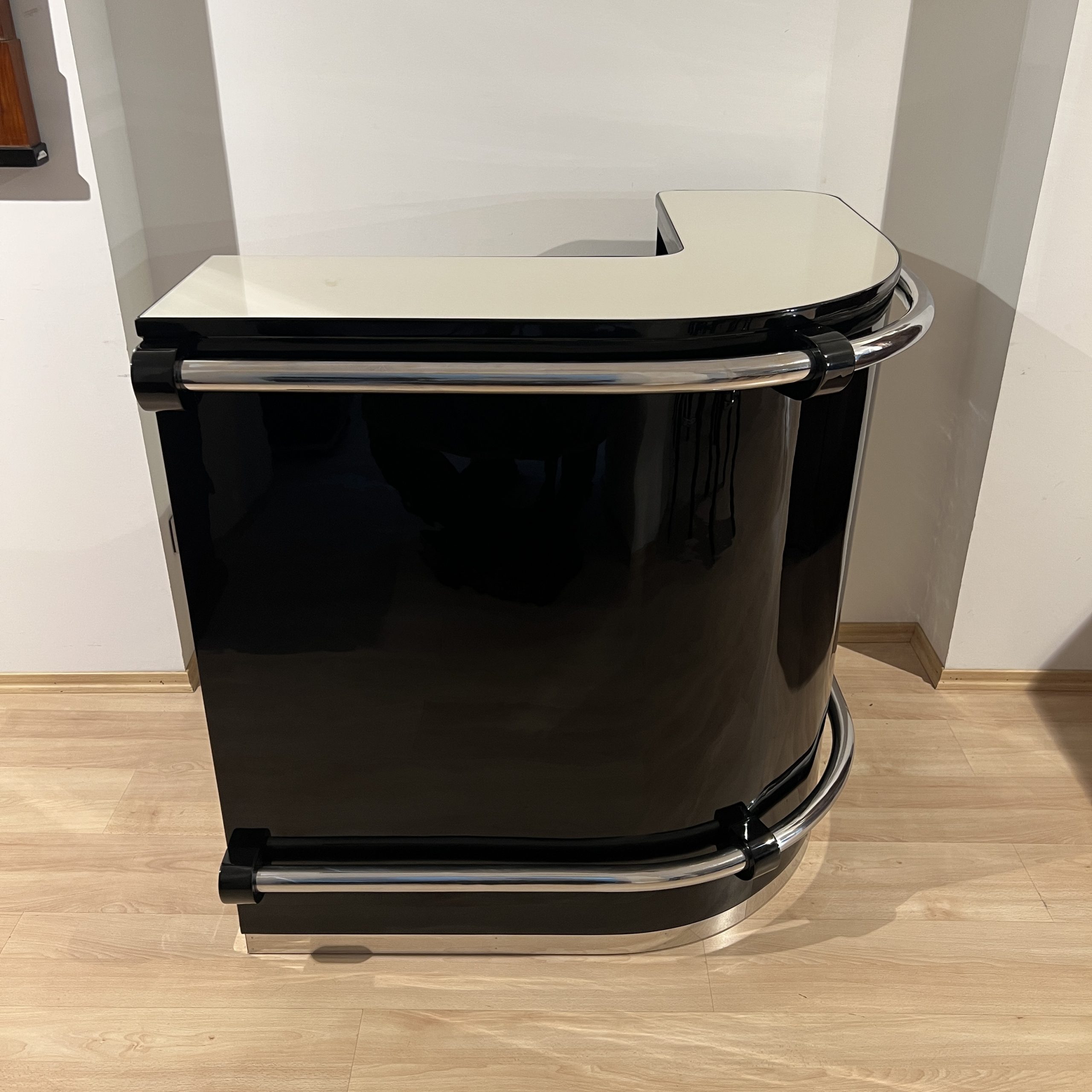 Art Deco Eckbar in Schwarz und Creme mit 4 Hockern.2