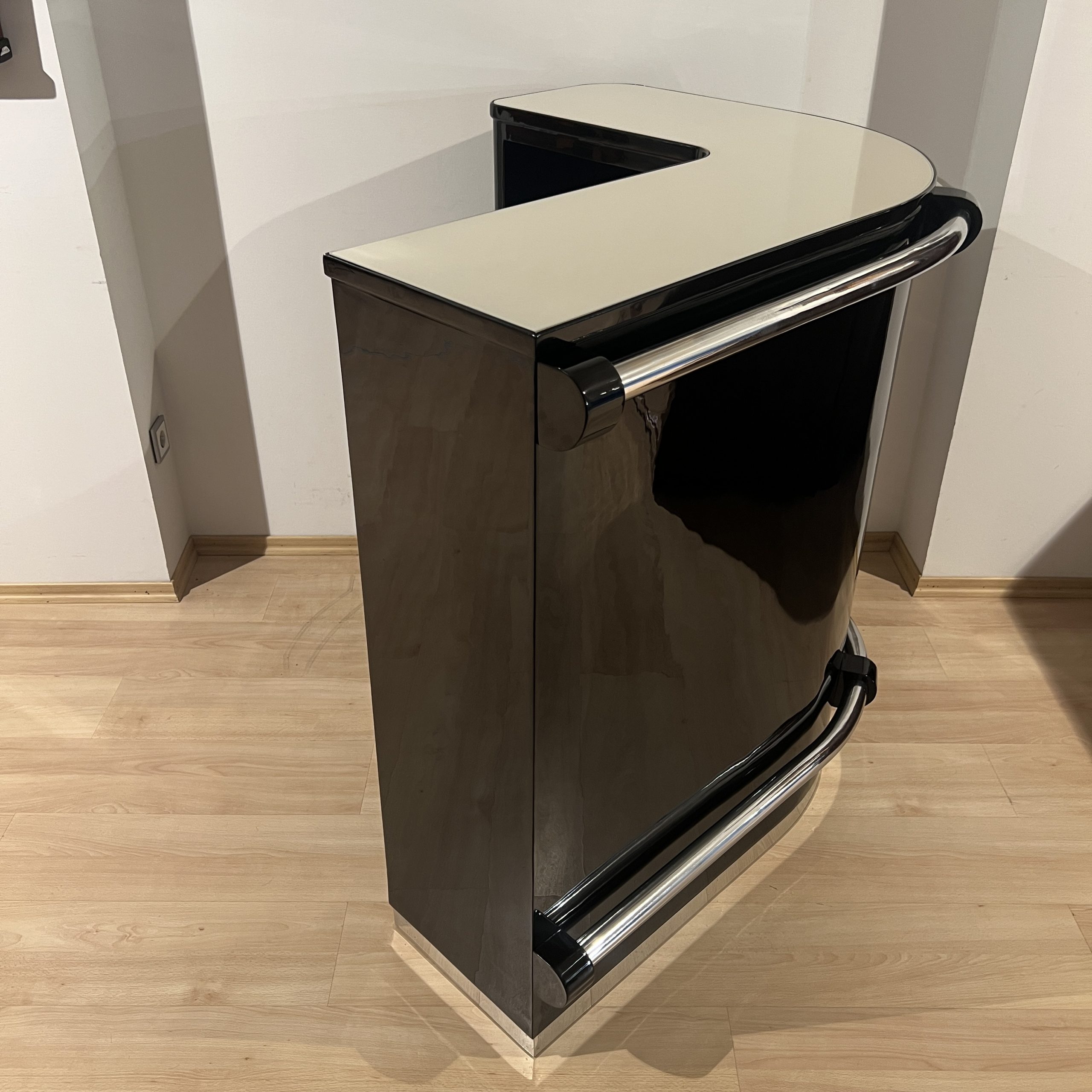 Art Deco Eckbar in Schwarz und Creme mit 4 Hockern.3