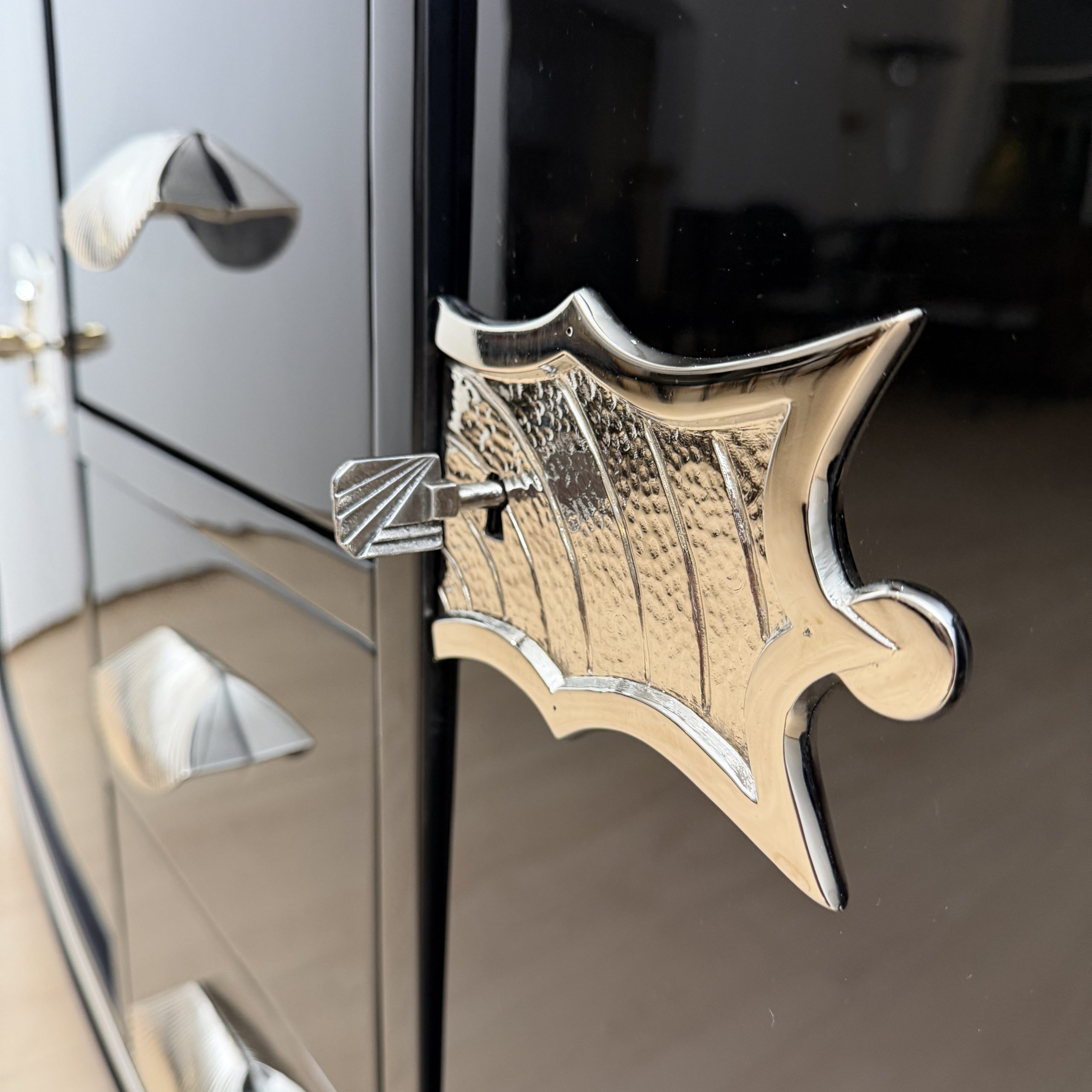 Art Deco Sideboard, Schwarzlack und Chrom.12